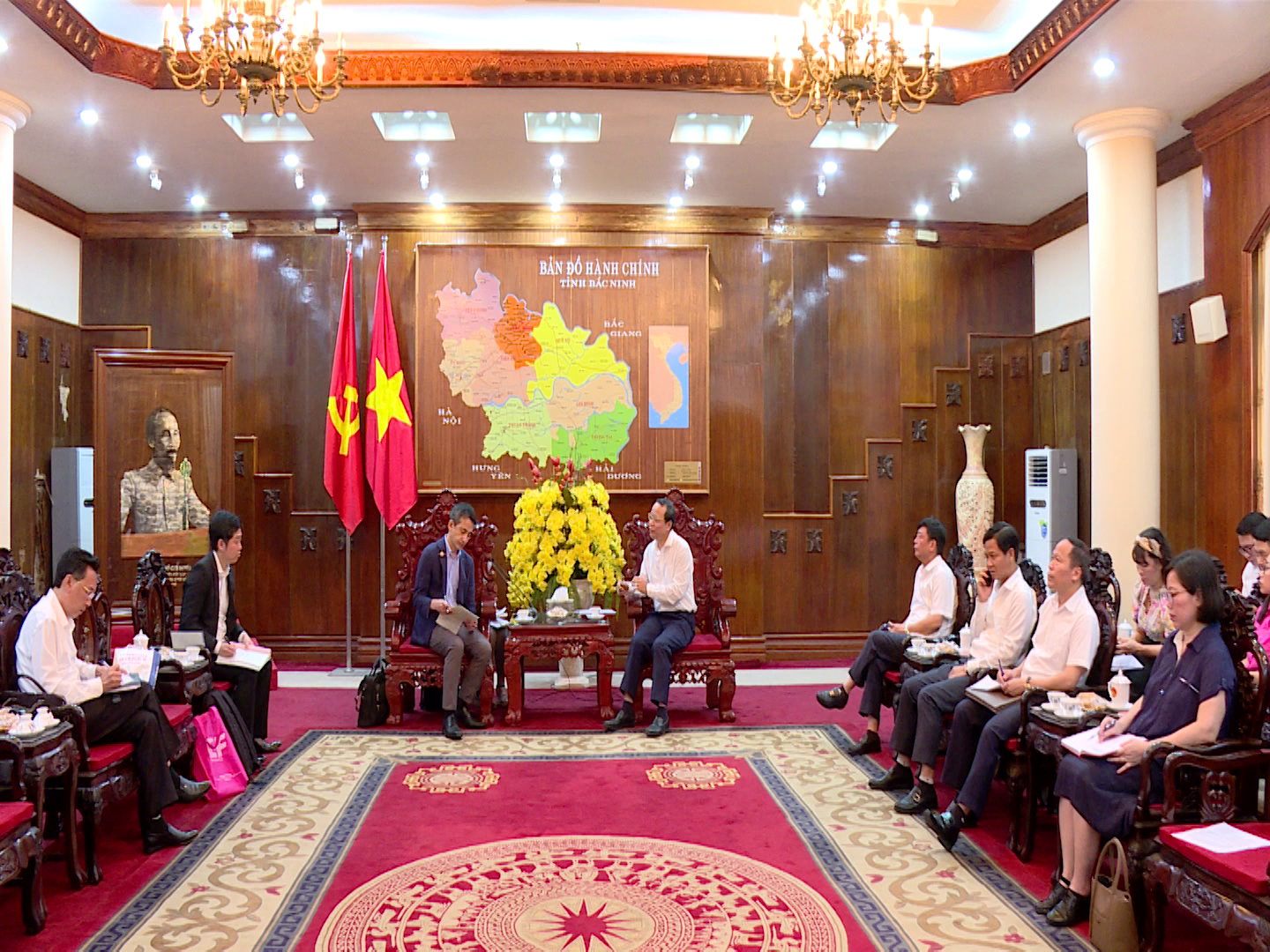 Thuong_truc_tinh_uy_tiep_khach_Nhat_Ban(1)