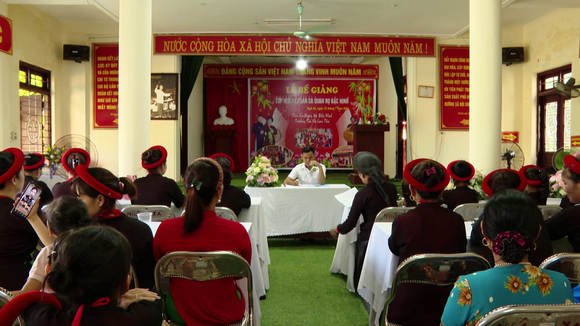 Be_giang_lop_day_hat_quan_ho_mien_phi(1)