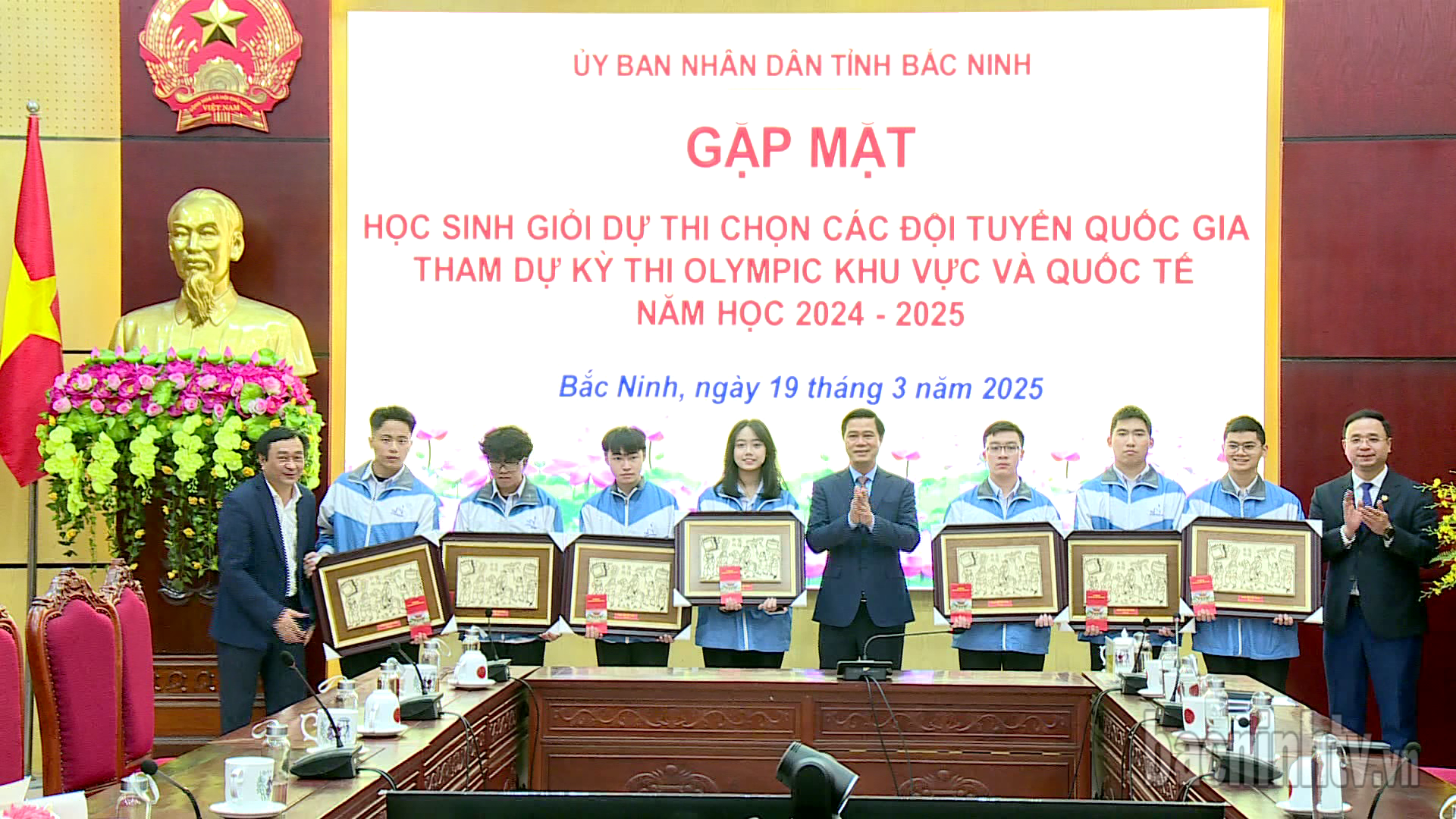 ub_tinh_gap_mat_tang_qua_hsg