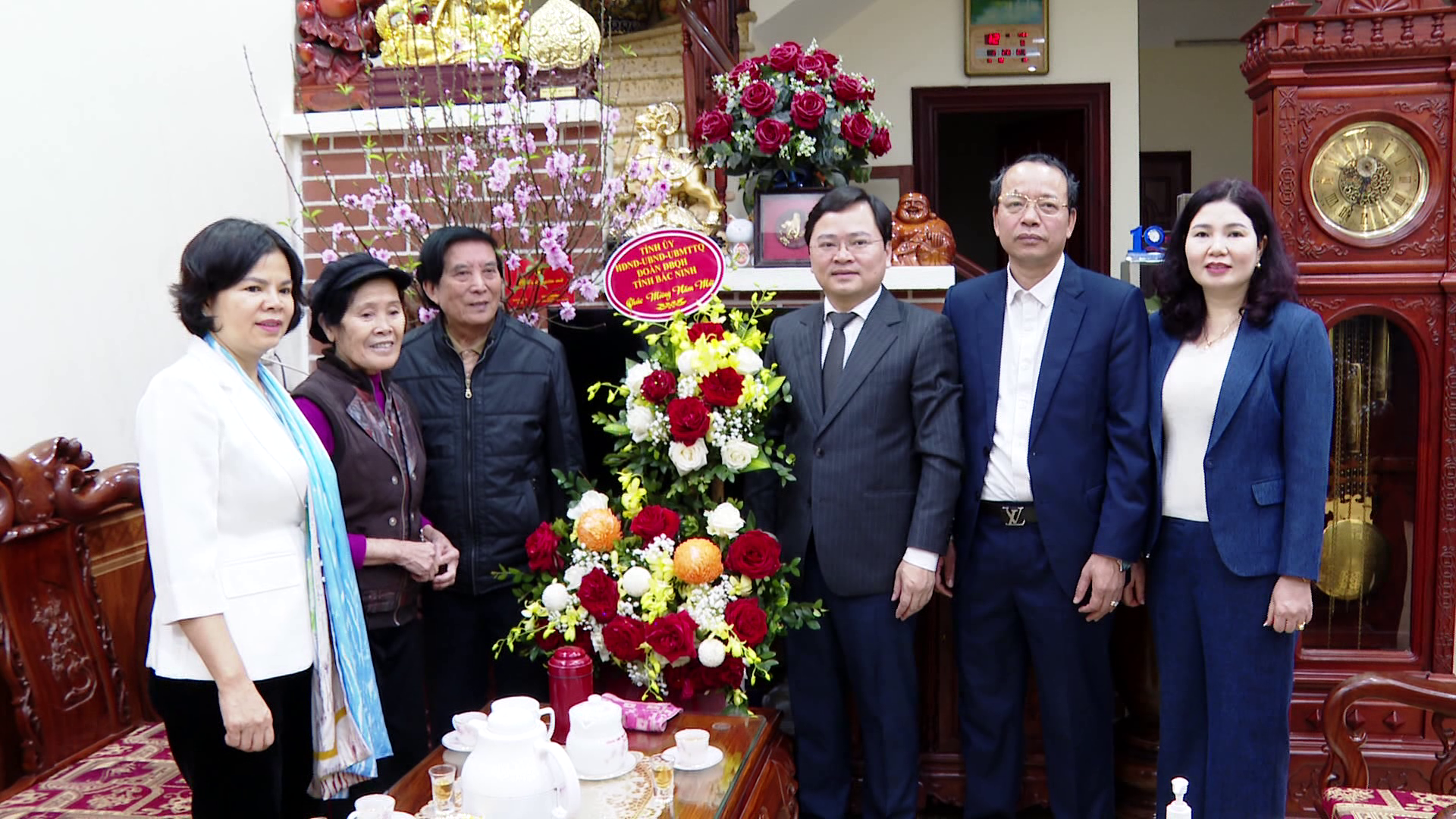 Tang_qua_cac_DC_nguyen_lanh_dao_tinh(2)
