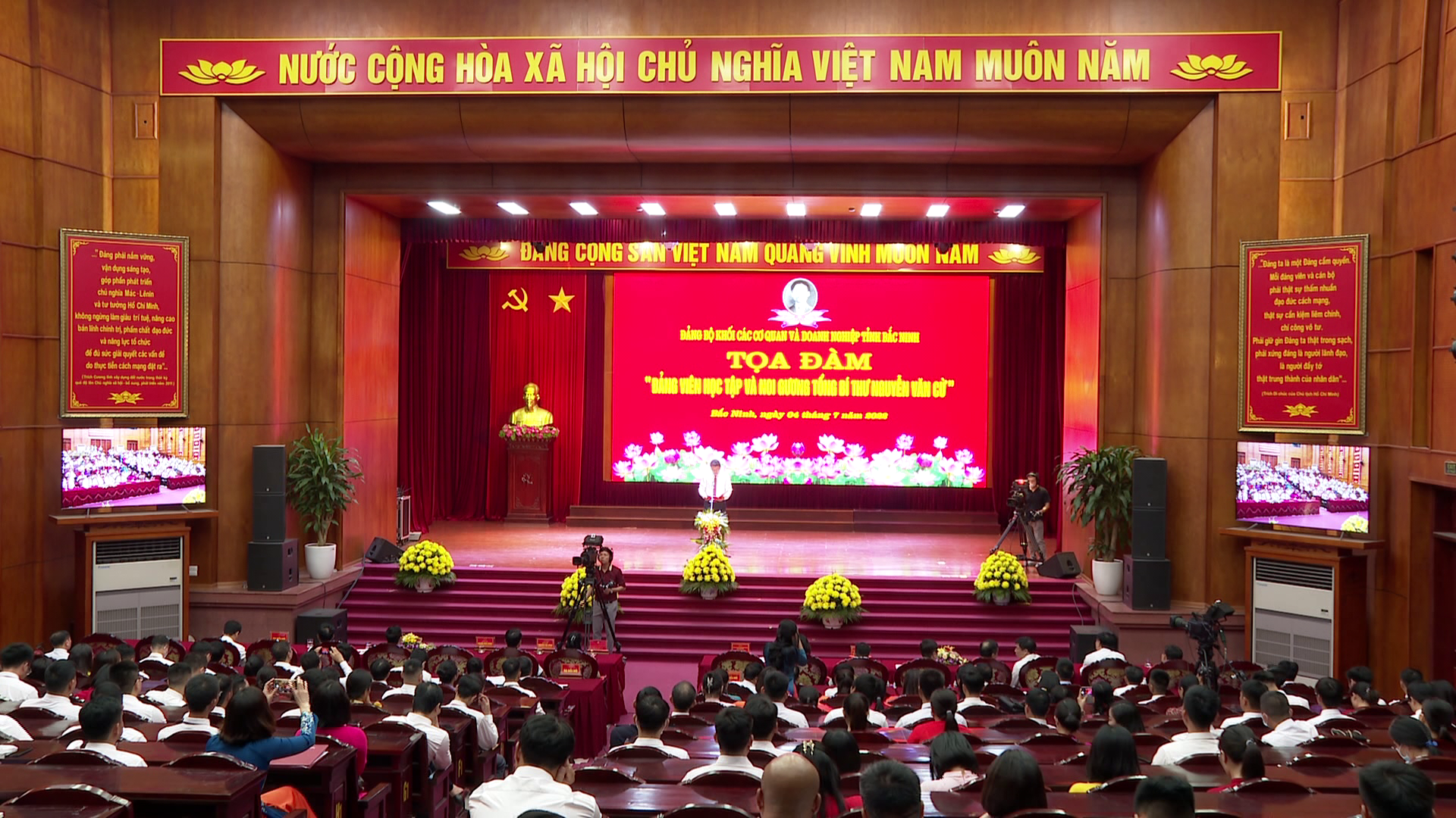 Ket_nap_dang_vien_Nguyen_Van_Cu(1)
