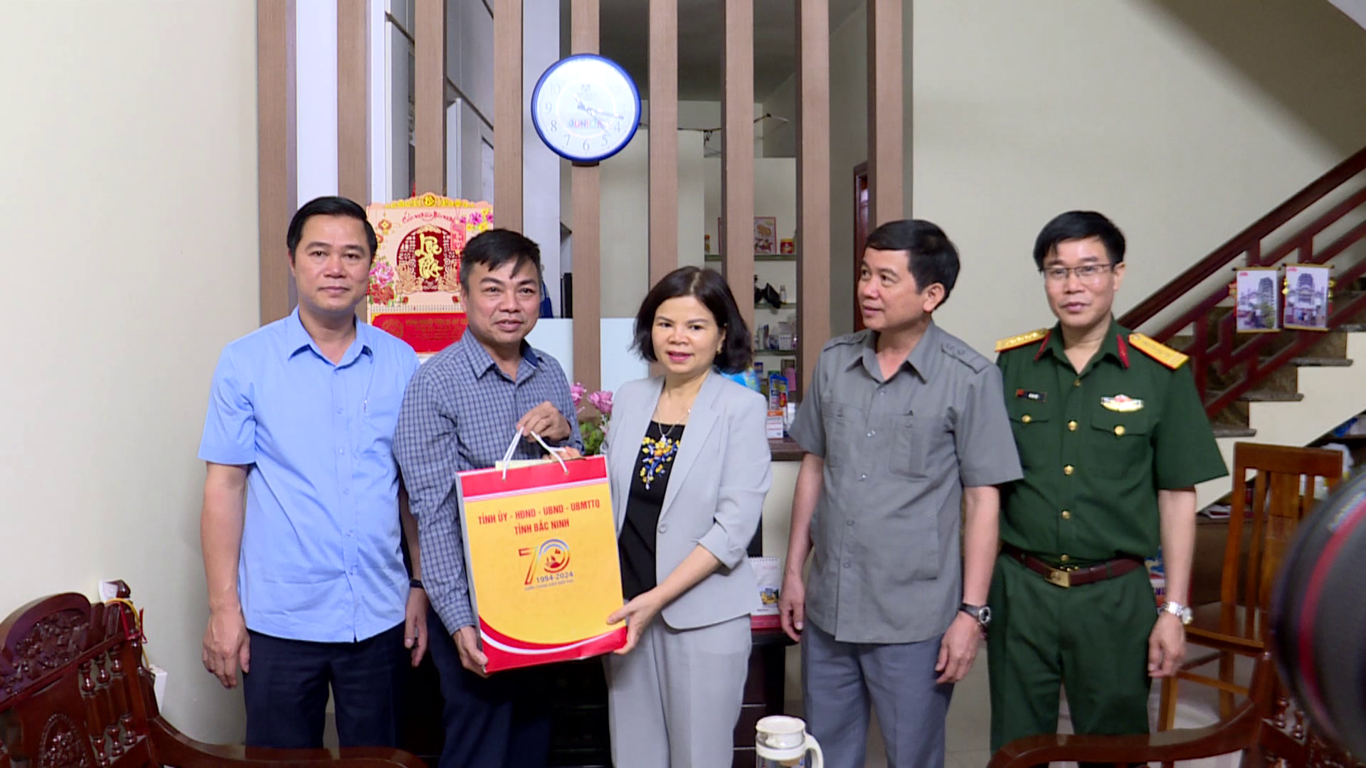 CHU_TICH_UBND_TINH_THAM_TANG_QUA_CHIEN_SY_DIEN_BIEN_TAI_TU_SON(5)