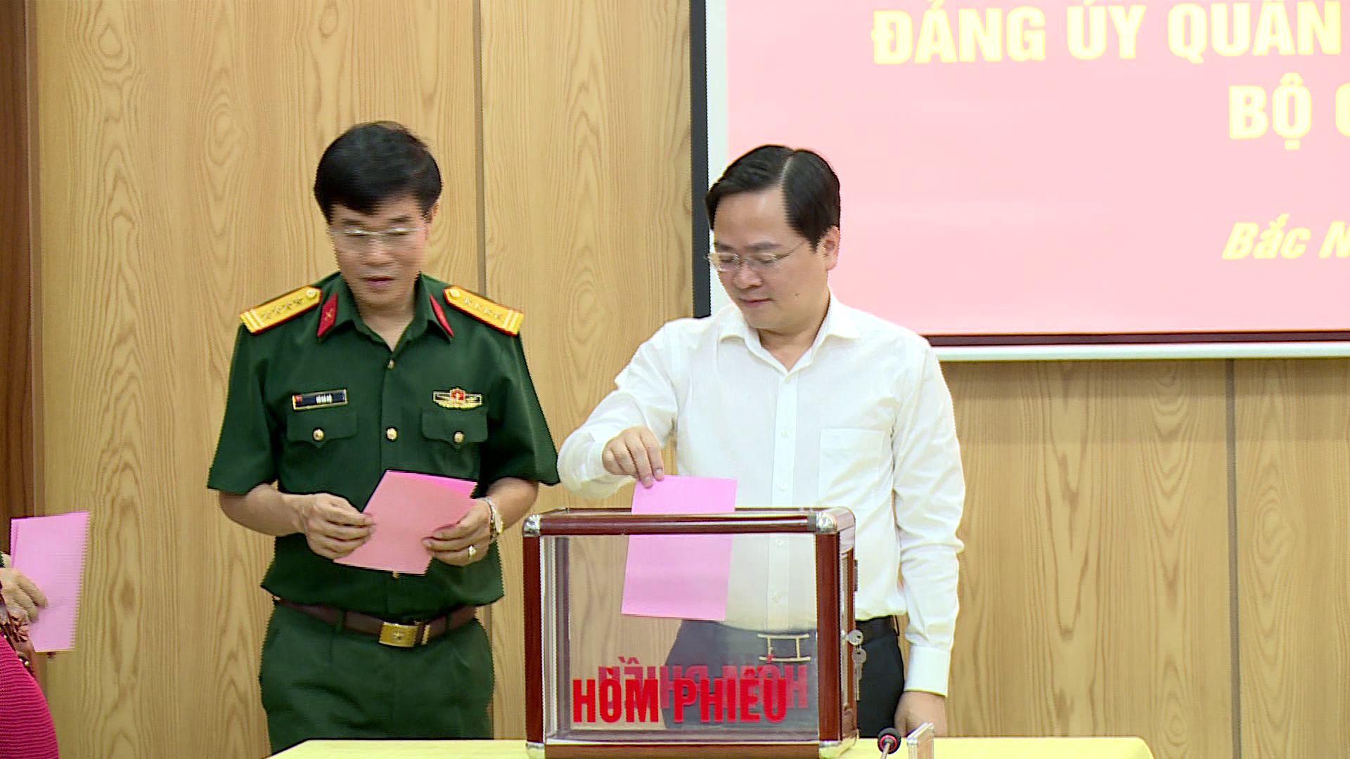 Hoi_nghi_lay_phieu_tin_nhiem_cua_dang_uy_quan_su(4)