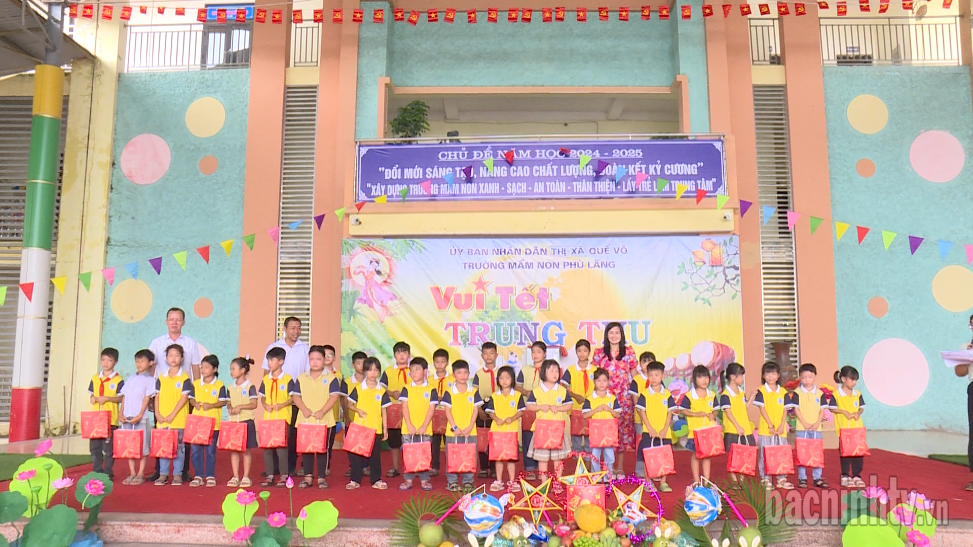 ldld_tinh_va_que_vo_tang_qua_thieu_nhi