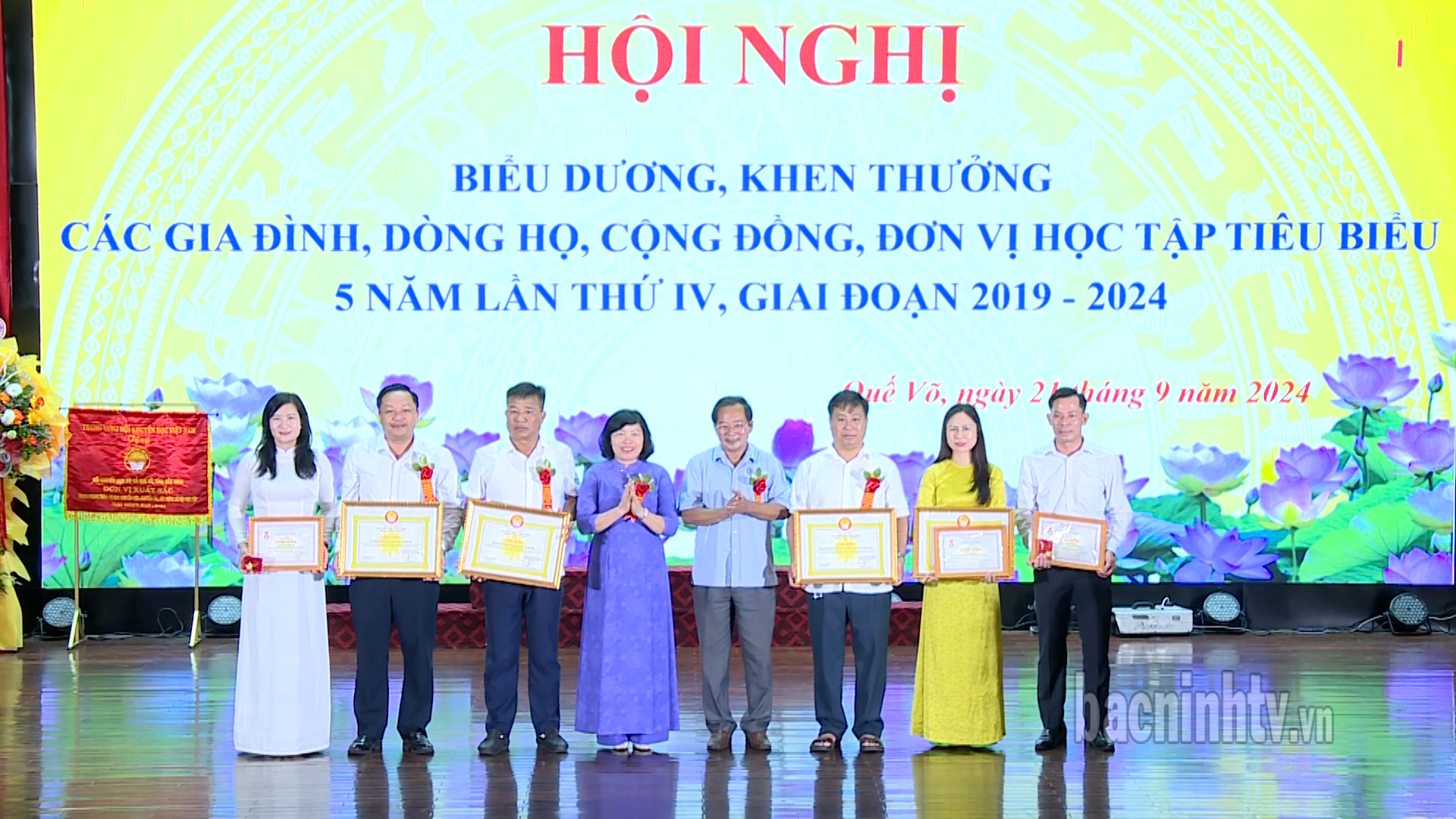 que_vo_khen_thuong