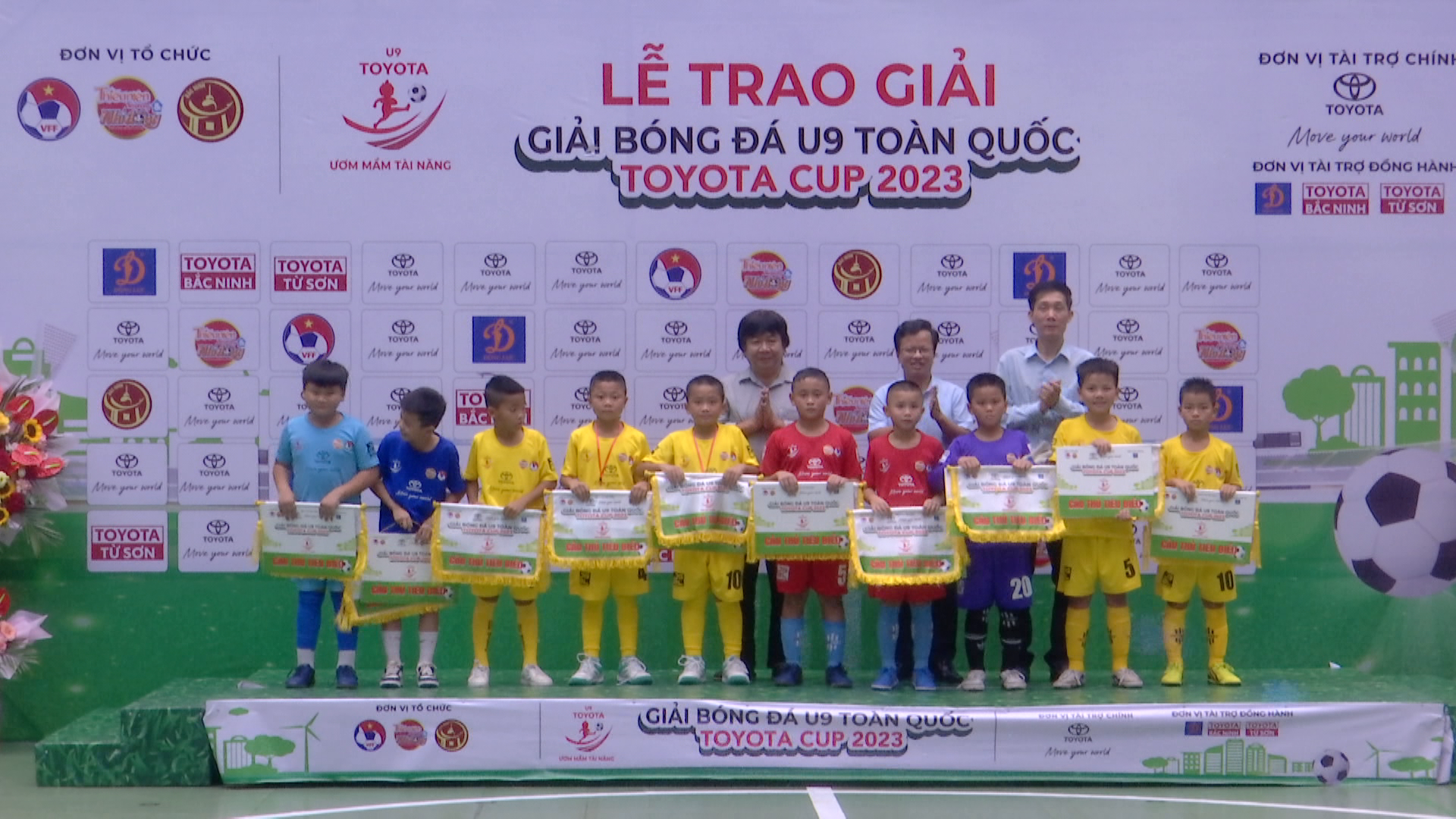 trao_giai_bong_da_u9(2)