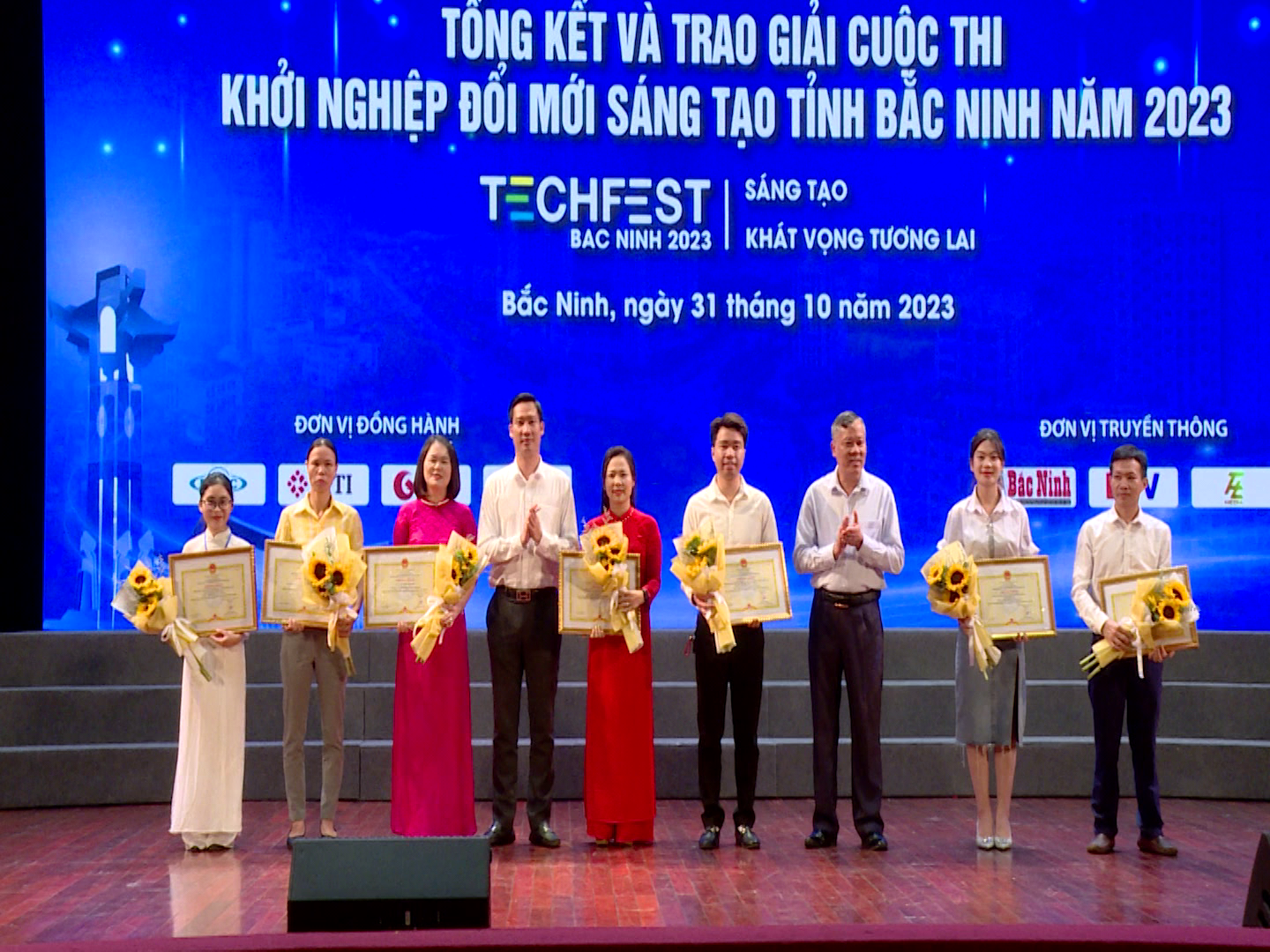 Tong_ket_va_trao_giai_cuoc_thi_khoi_nghiep_sang_tao_tinh_BN(2)