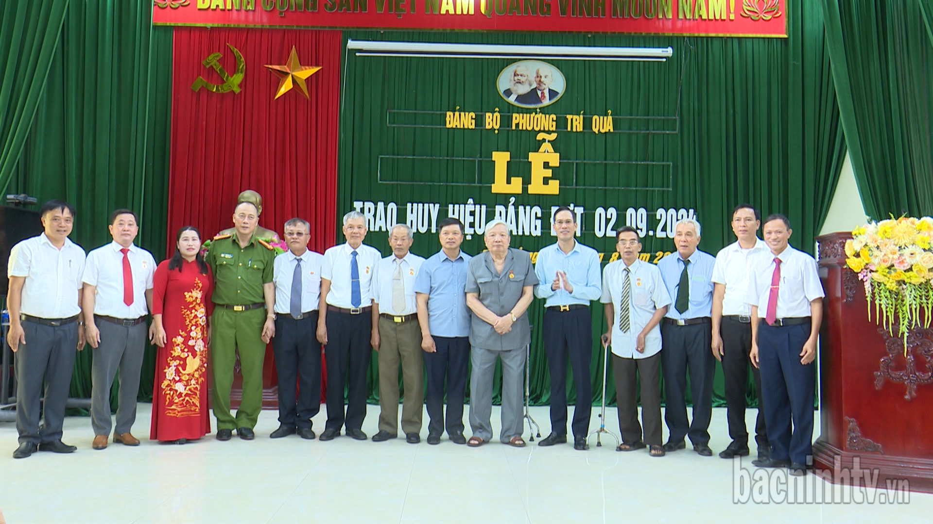 pct_tt_chup_anh_luu_niem_cung_dang_vien