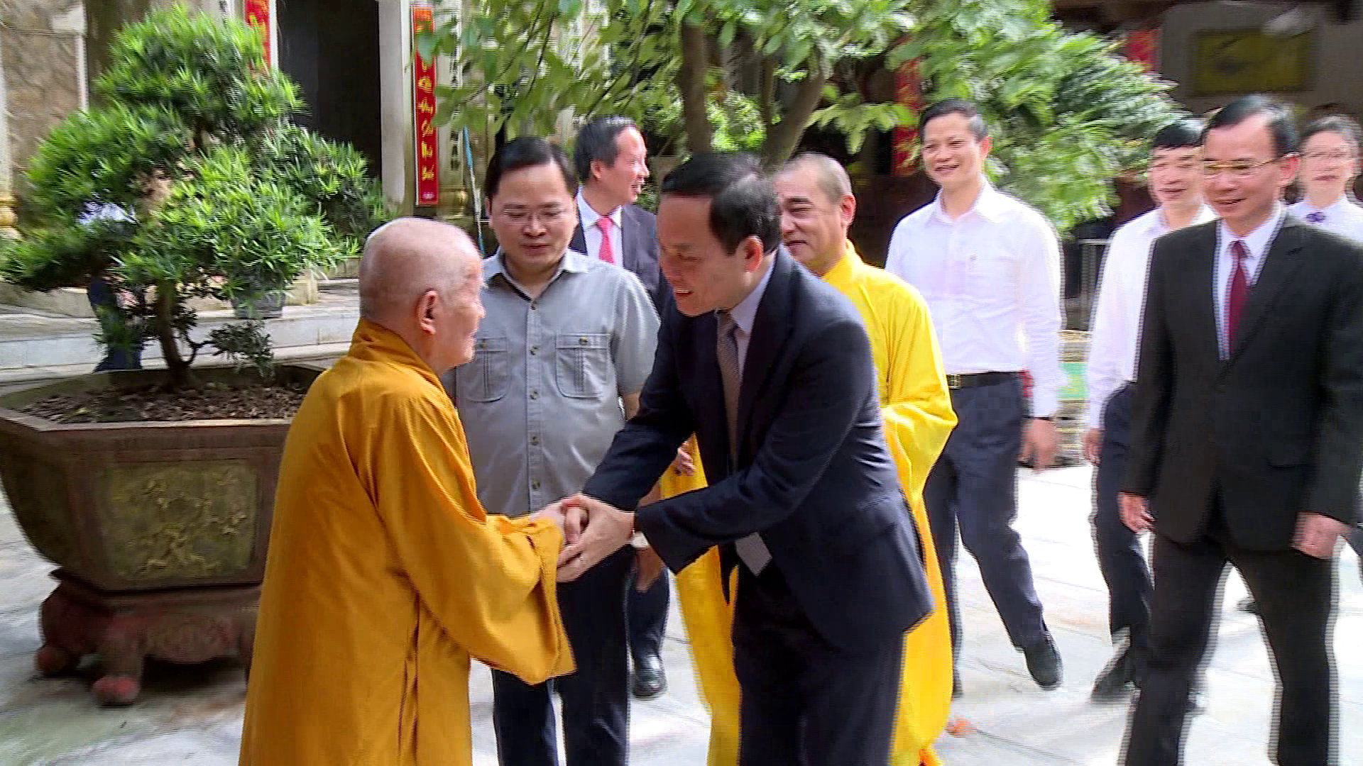 Pho_thu_tuong_tran_luu_quang_chuc_mung_dai_le_phat_dan_tai_bac_ninh(1)