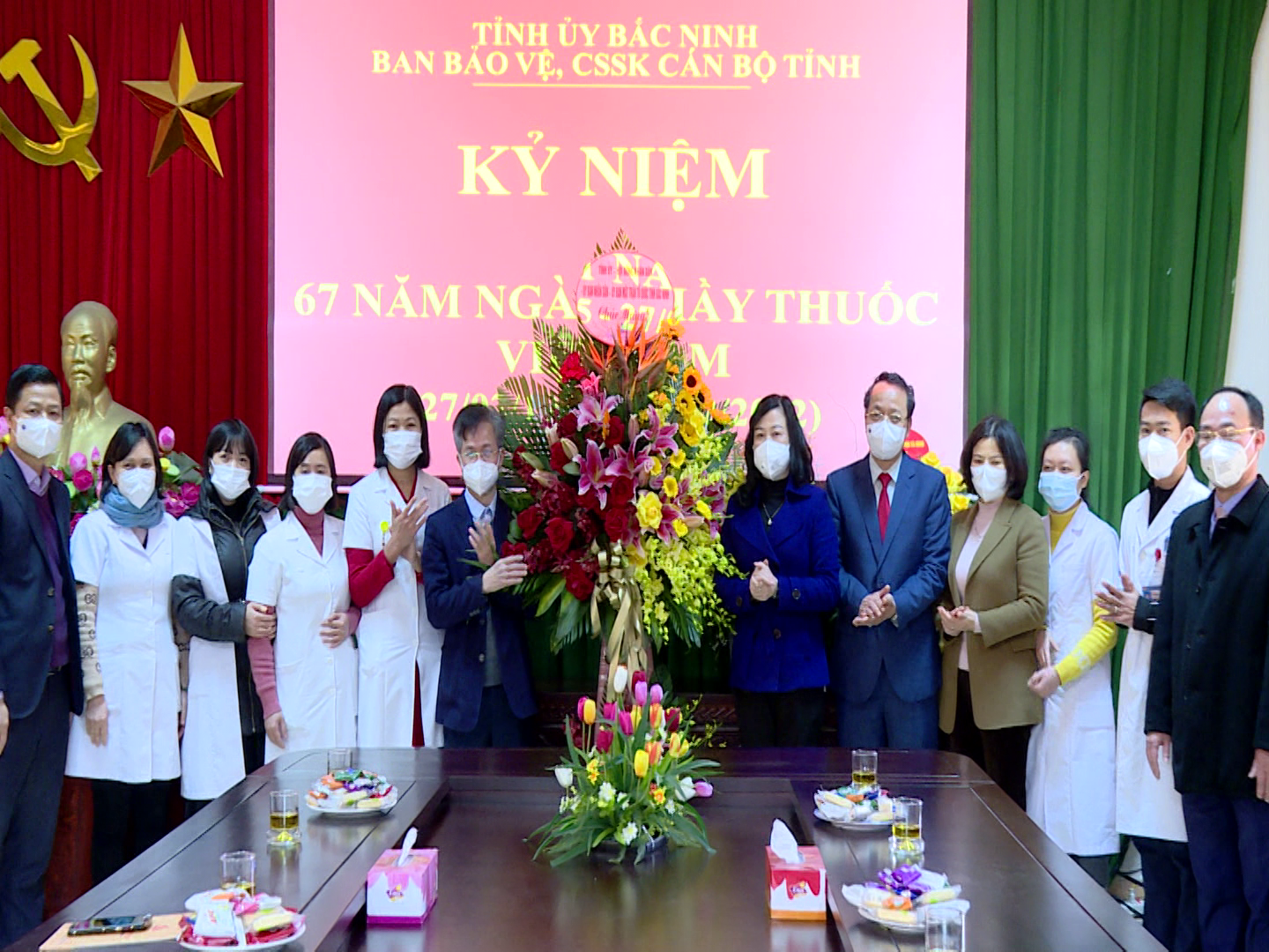 Bi_thu_tinh_uy_chuc_mung_Ban_bao_ve_suc_khoe_tinh_nhan_ngay_27.2(1)
