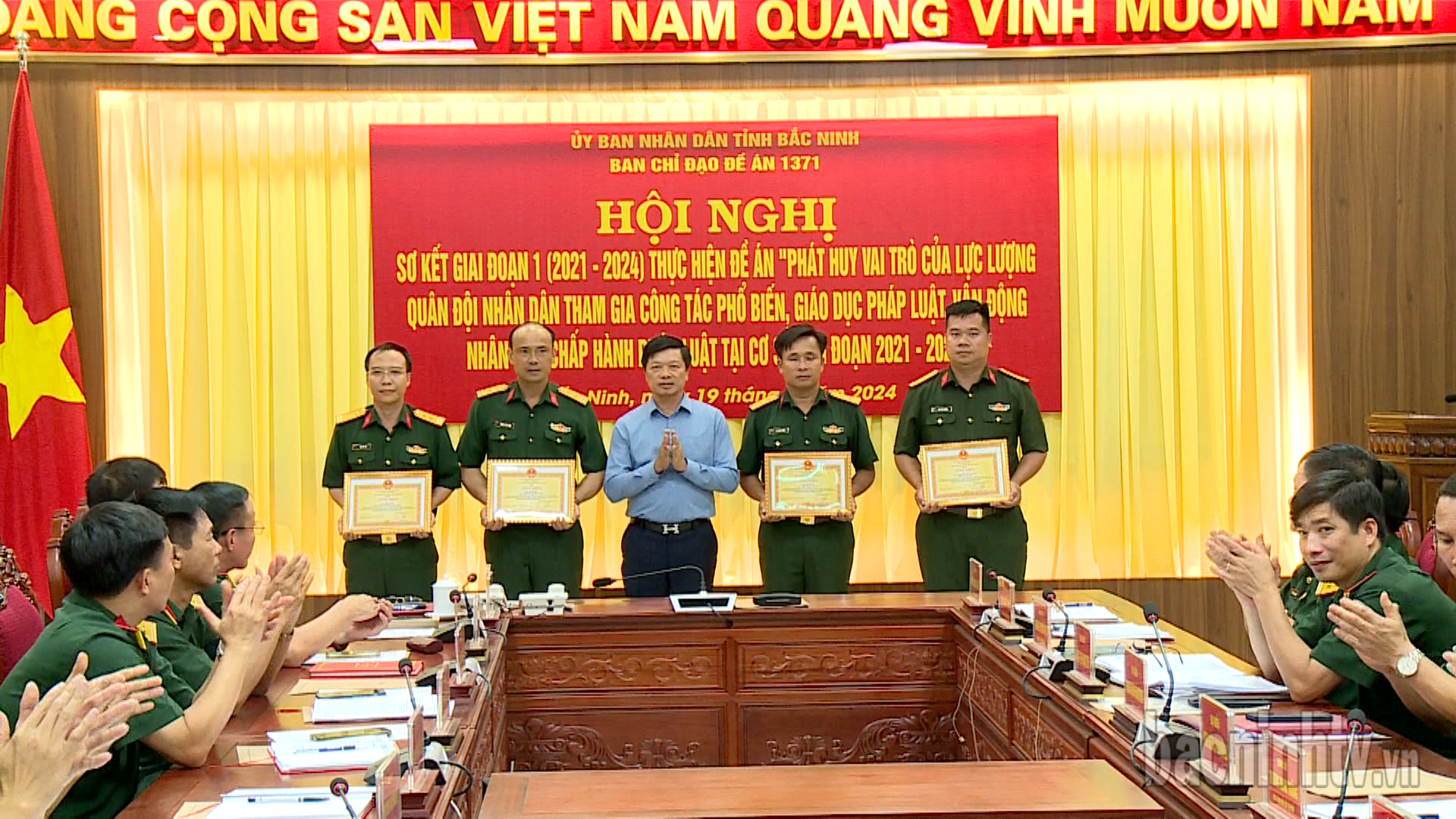 Khen_thuong_1371