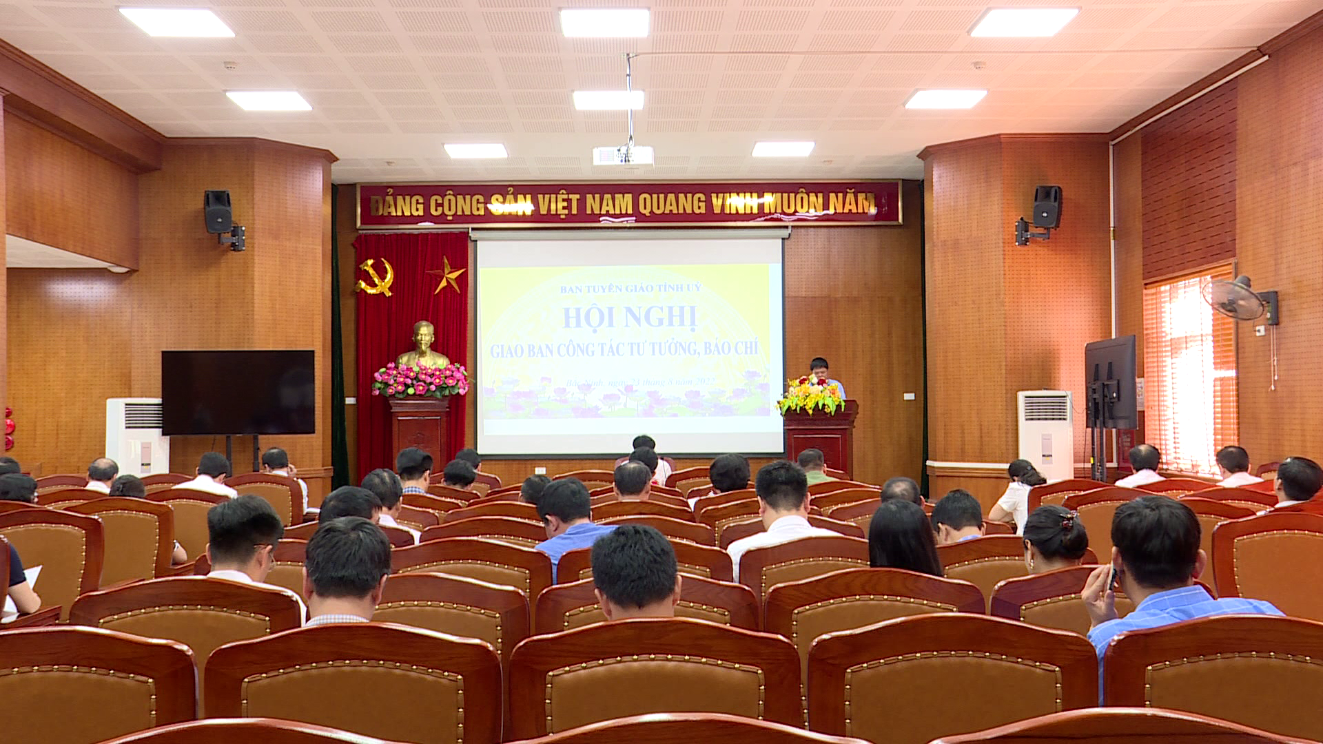 Giao_ban_cong_tac_tu_tuong_Bao_Chi_thang_8(1)