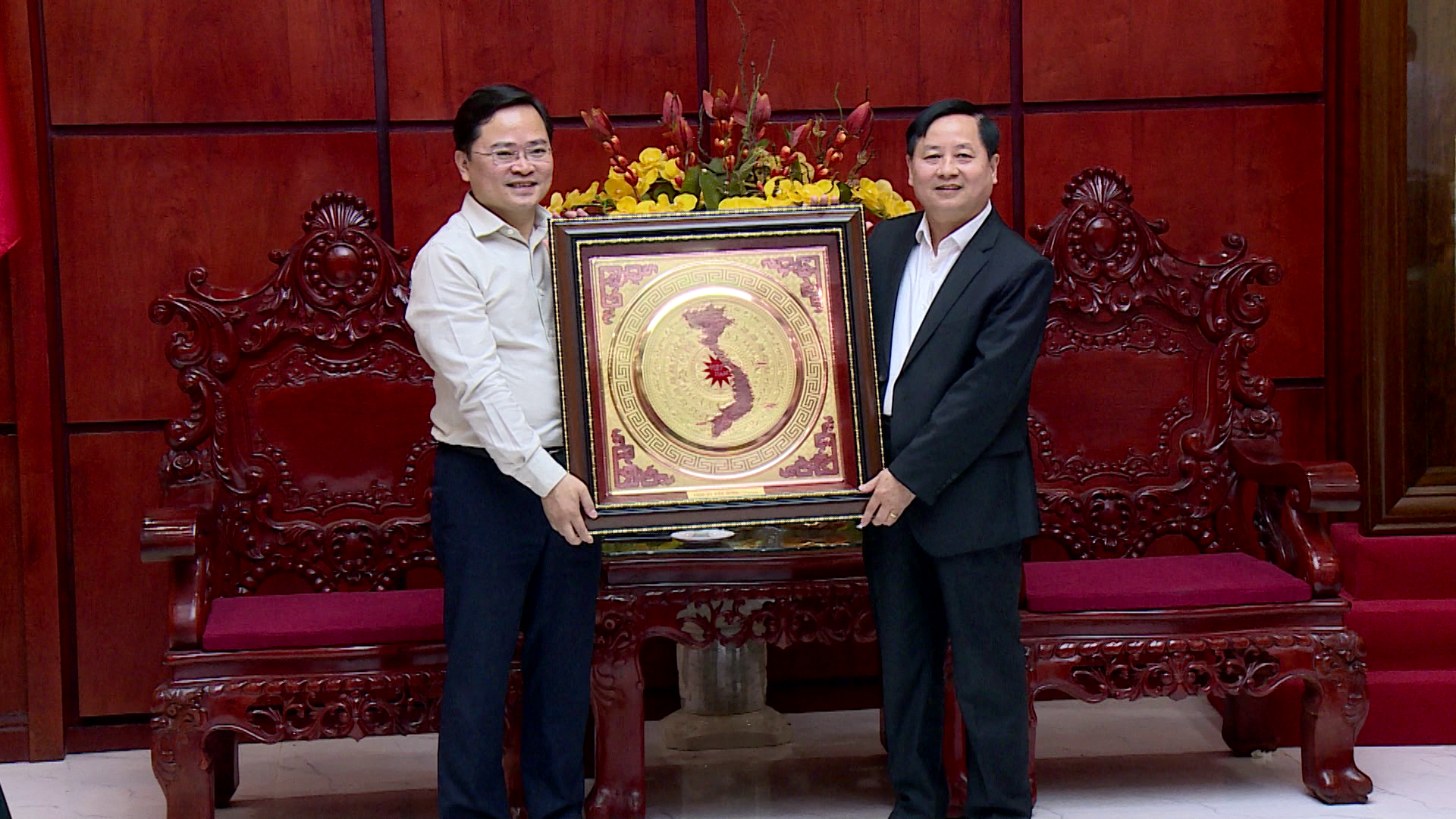 Thuong_truc_tinh_uy_chia_tay_cac_dong_chi_nghi_huu_theo_che_do(2)