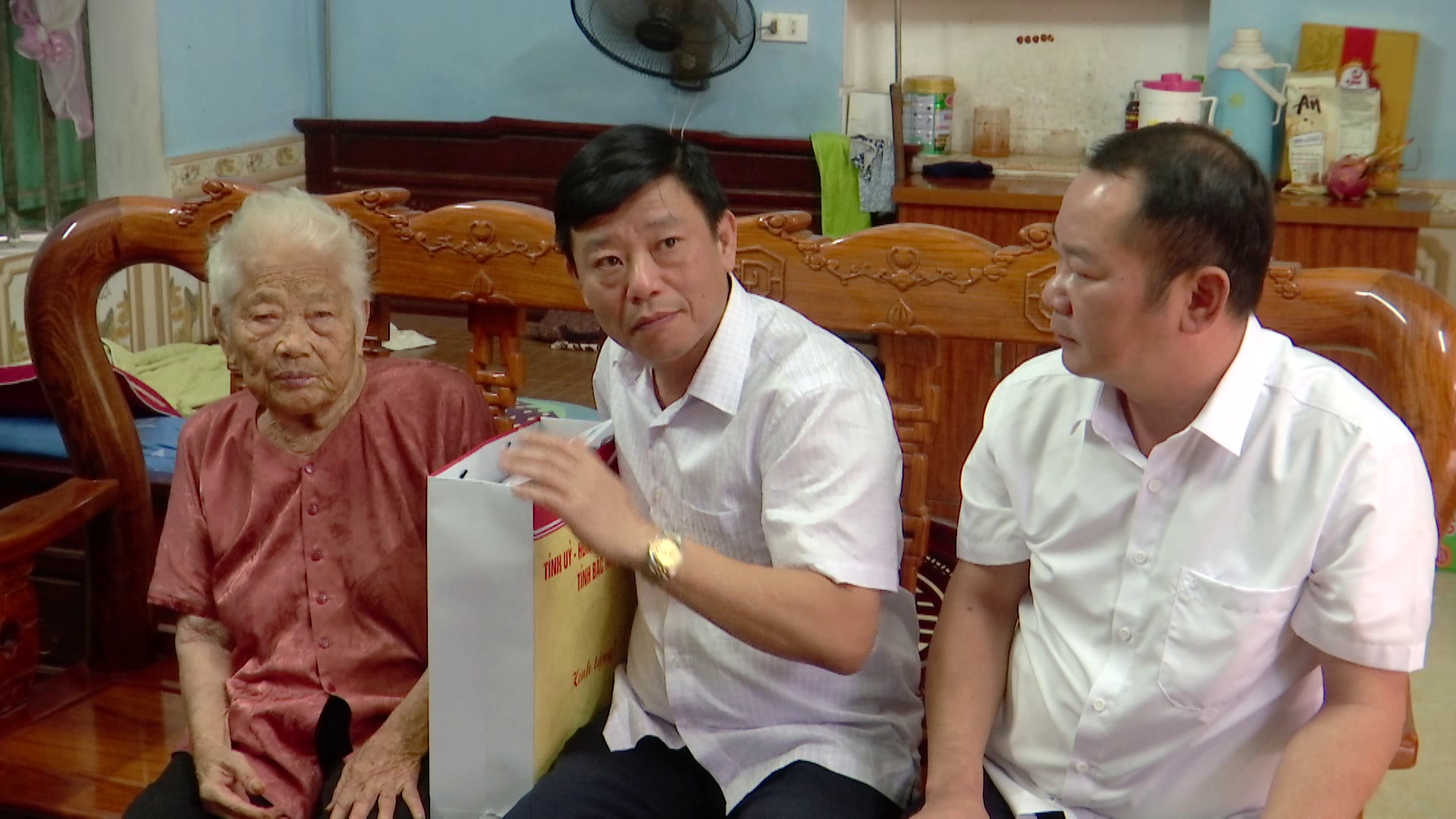 ngo_tan_phuong_tang_qua_tai_que_vo(1)