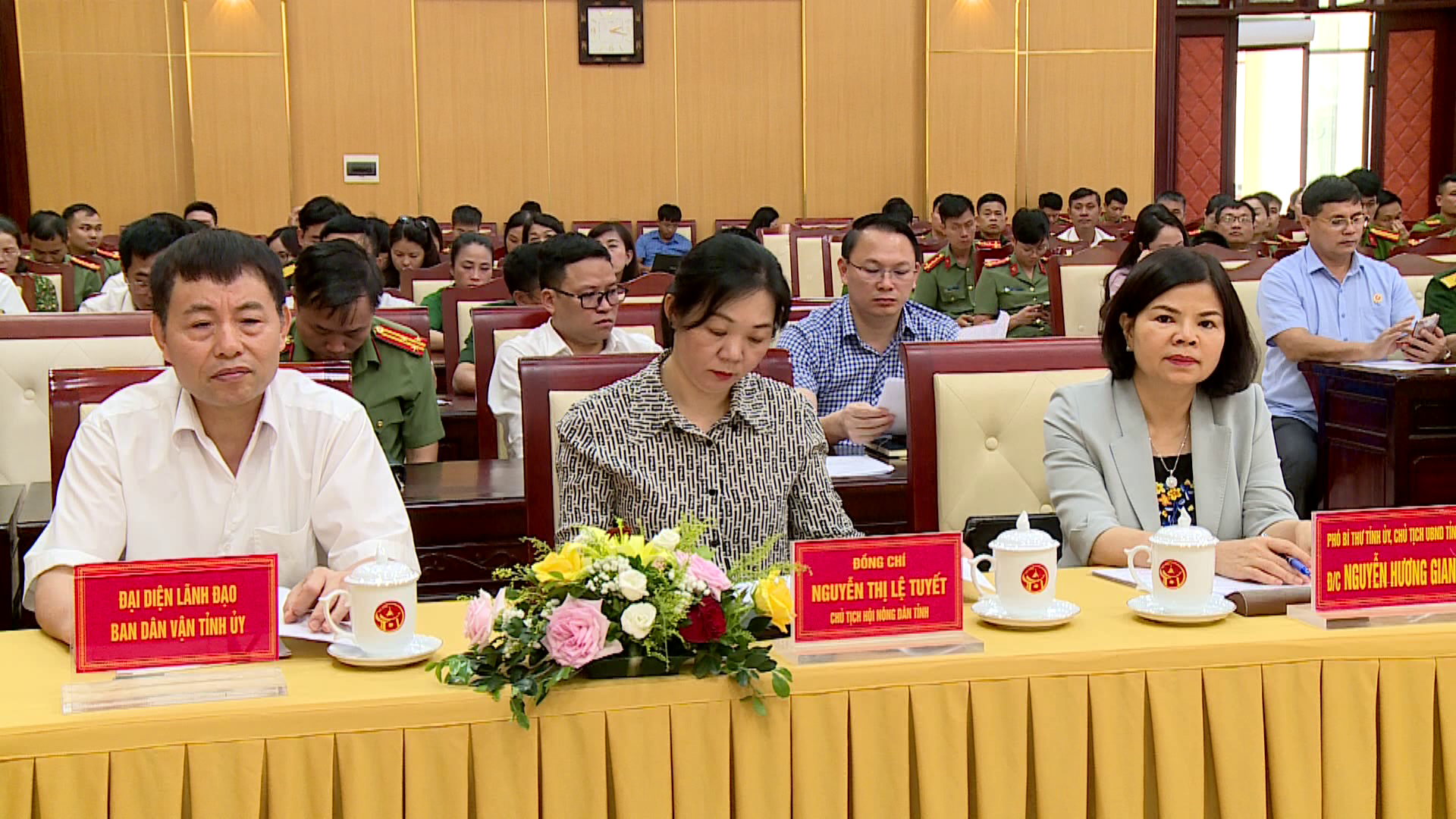 Hoi_nghi_bieu_duong_hoi_vien_CCB_ND_PN_dien_hinh_trong_phong_trao_BVANTQ(1)