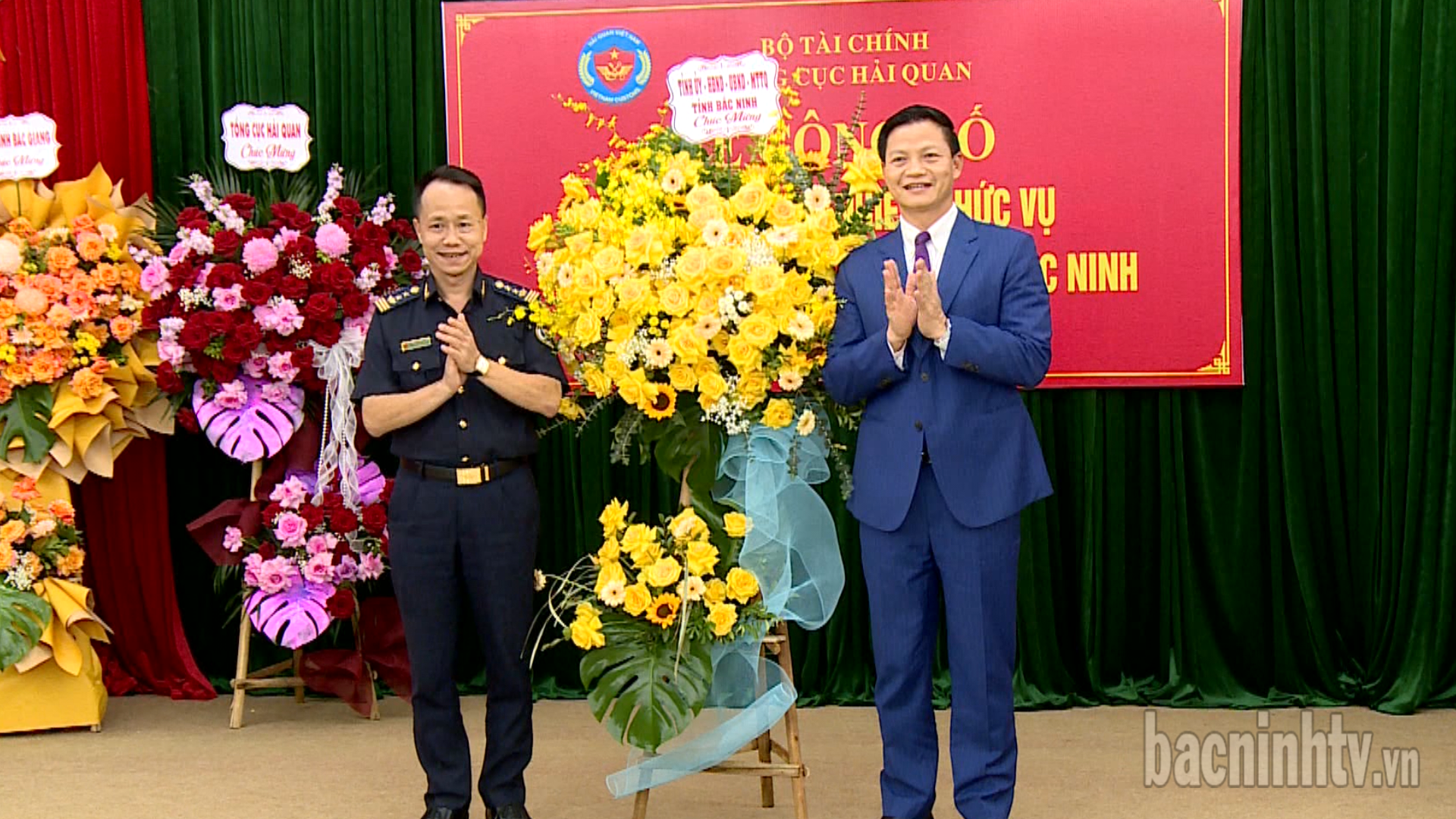 Chu_tich_ubnd_tinh_tang_hoa_chuc_mung