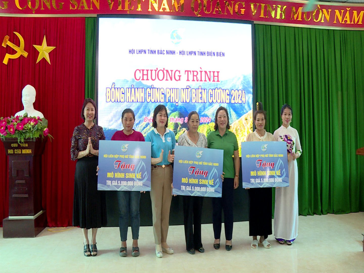 Tang_qua_tai_Dien_Bien(2)
