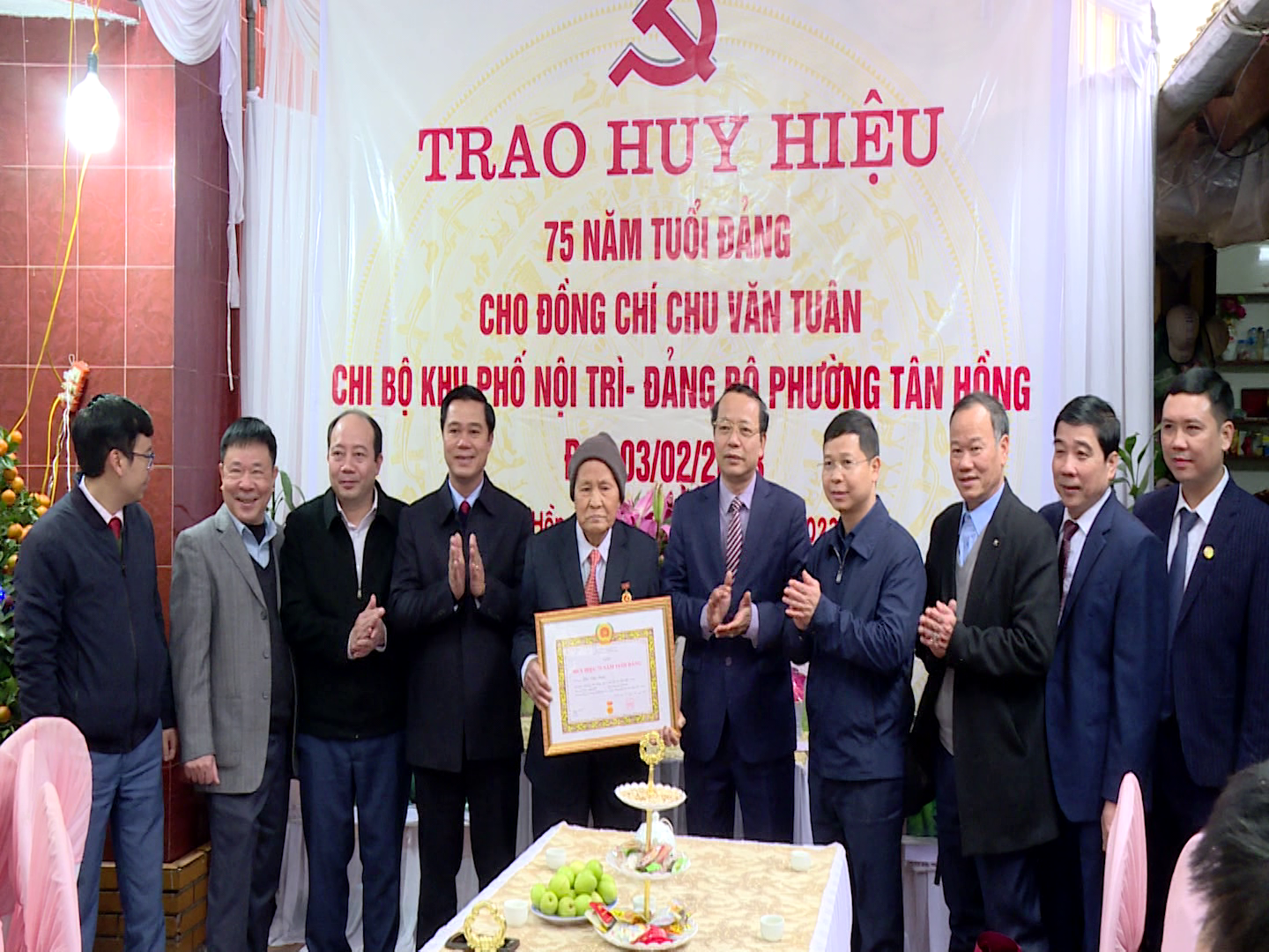 Pho_bi_thu_TT_trao_huy_hieu_Dang_tai_TS(1).png