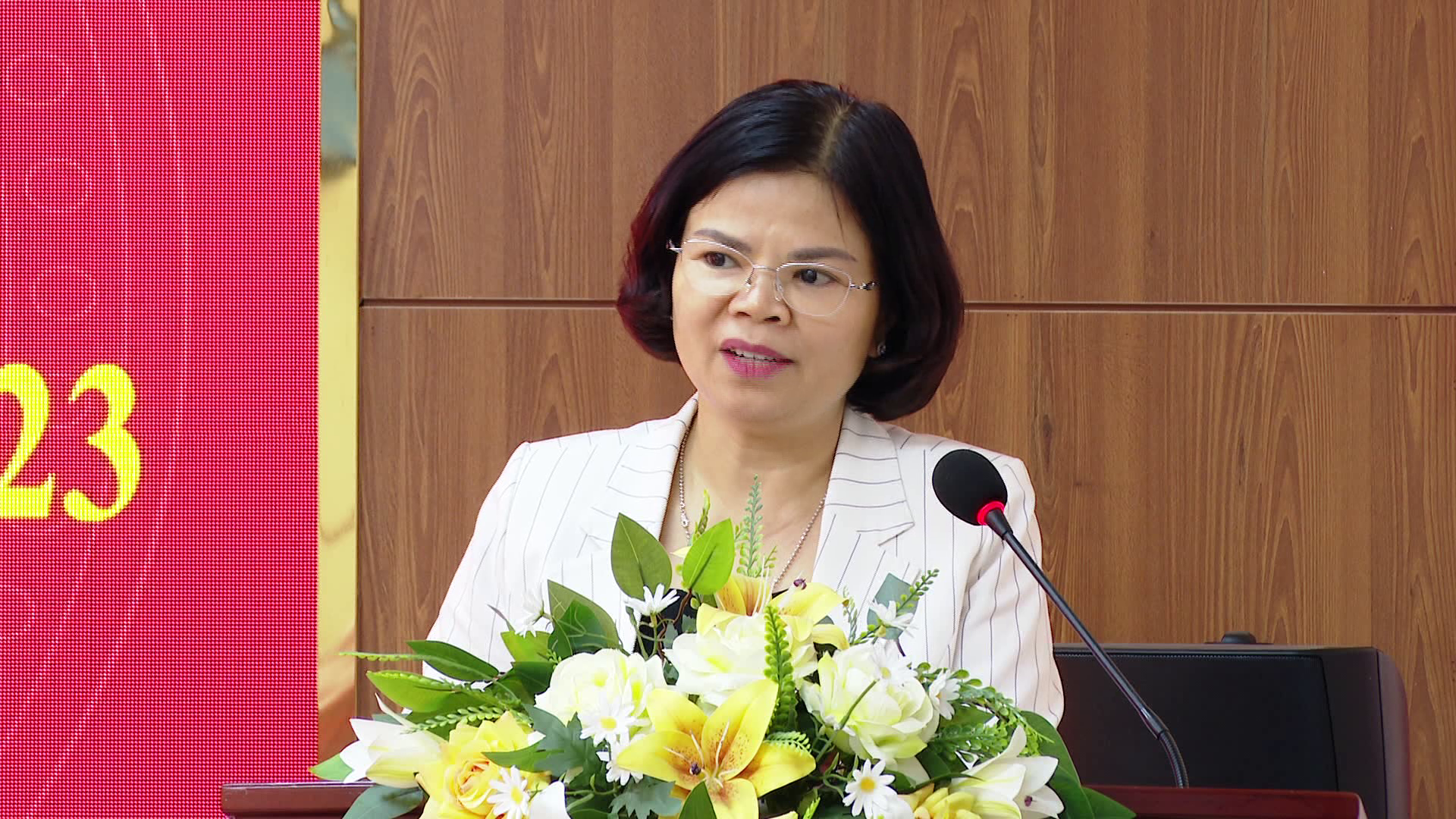 Chu_tich_trao_huy_hieu_dang_tai_Suoi_hoa(3)