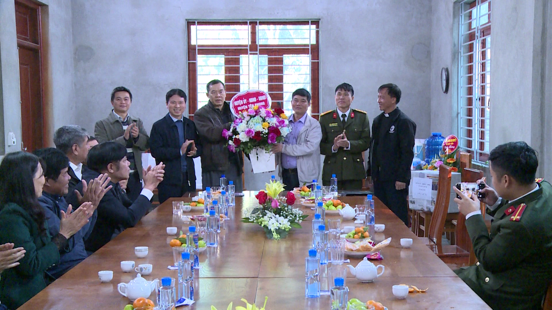 21.12_Tin_MTTQ_tinh_tang_qua_giao_xu_Dong_nhan_Hoa_Tien_yen_phong(1).png