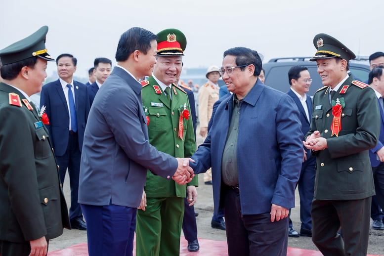 thu_tuong_bat_tay_chu_tich_hoan_nghenh_tinh_va_nhan_dan_dong_thuan_ung_ho_giai_phong_mb_du_an