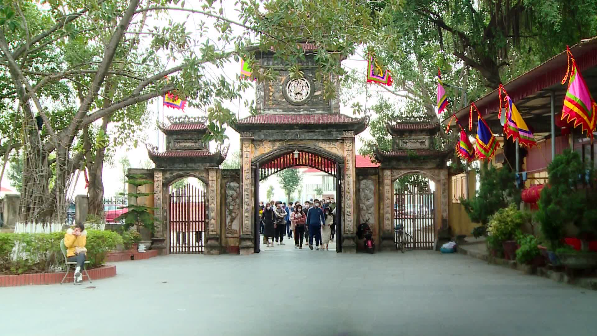 Ps_Tam_dung_don_khach_cum_di_tich_Den_Ba_Chua_Kho(1)