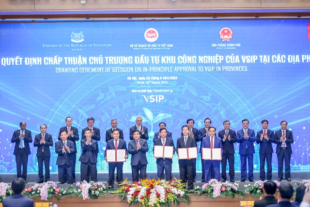 Nghi_thuc_trao_QD_chap_thuan_dau_tu_KCN_Visip