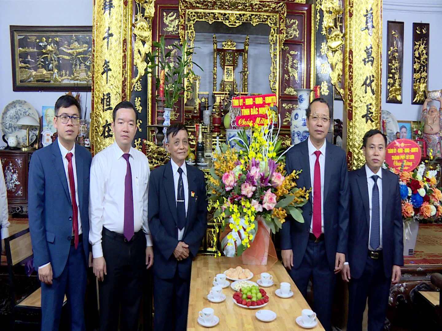 PBT_TT_Nguyen_Quoc_Chung_Tham_tang_qua_ngay_nha_giao_VN_tai_TS(5)