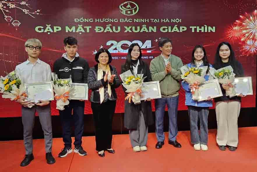 Trao_hoc_bong_cho_hssv_xuat_sac