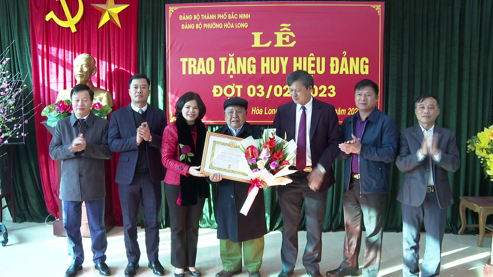 Chu_tich_tang_huy_hieu_dang_tin_trua(1)_(1)