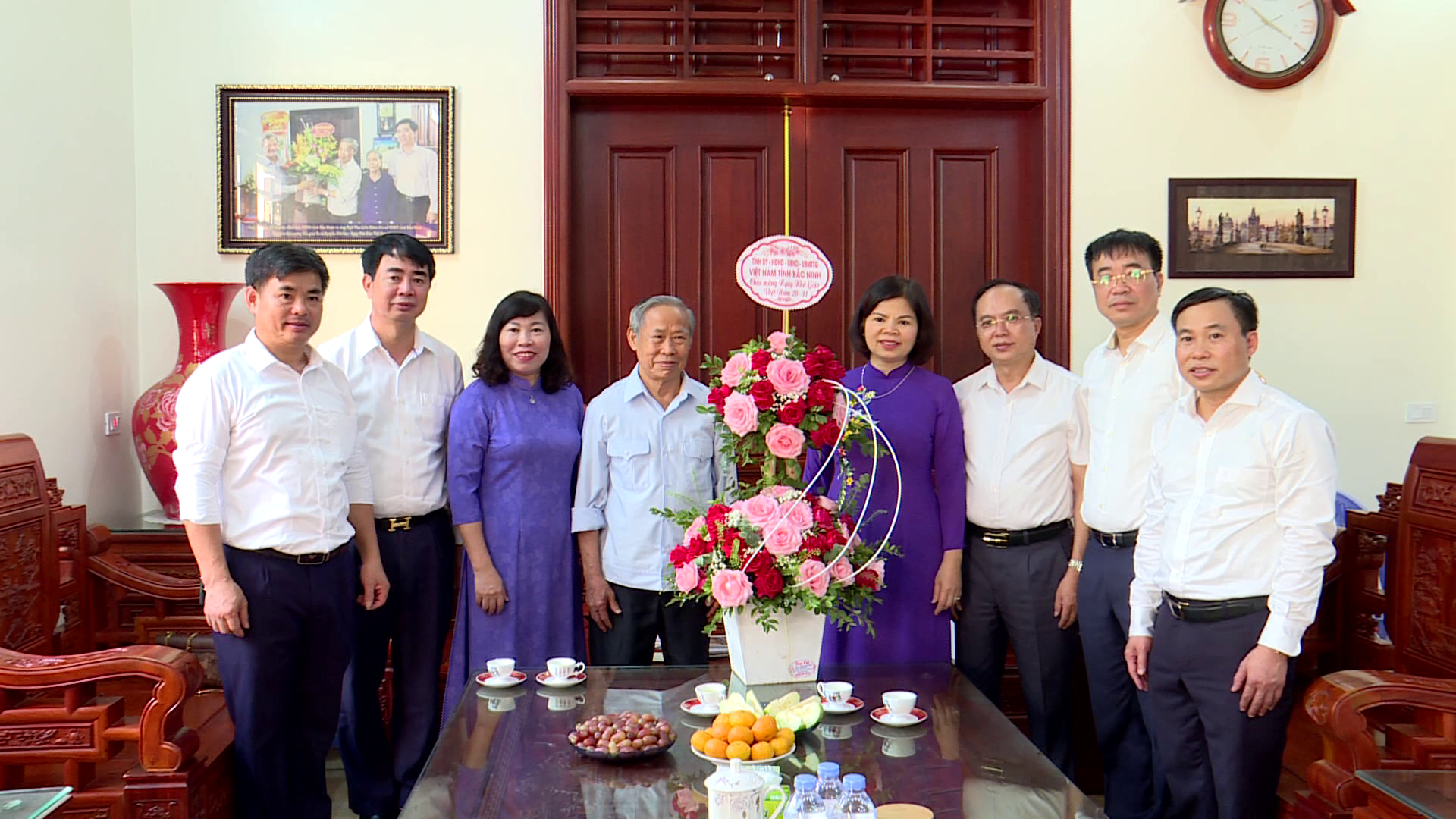 chu_tich_ubnd_tinh_chuc_mung_20.11_tai_luong_tai(8)