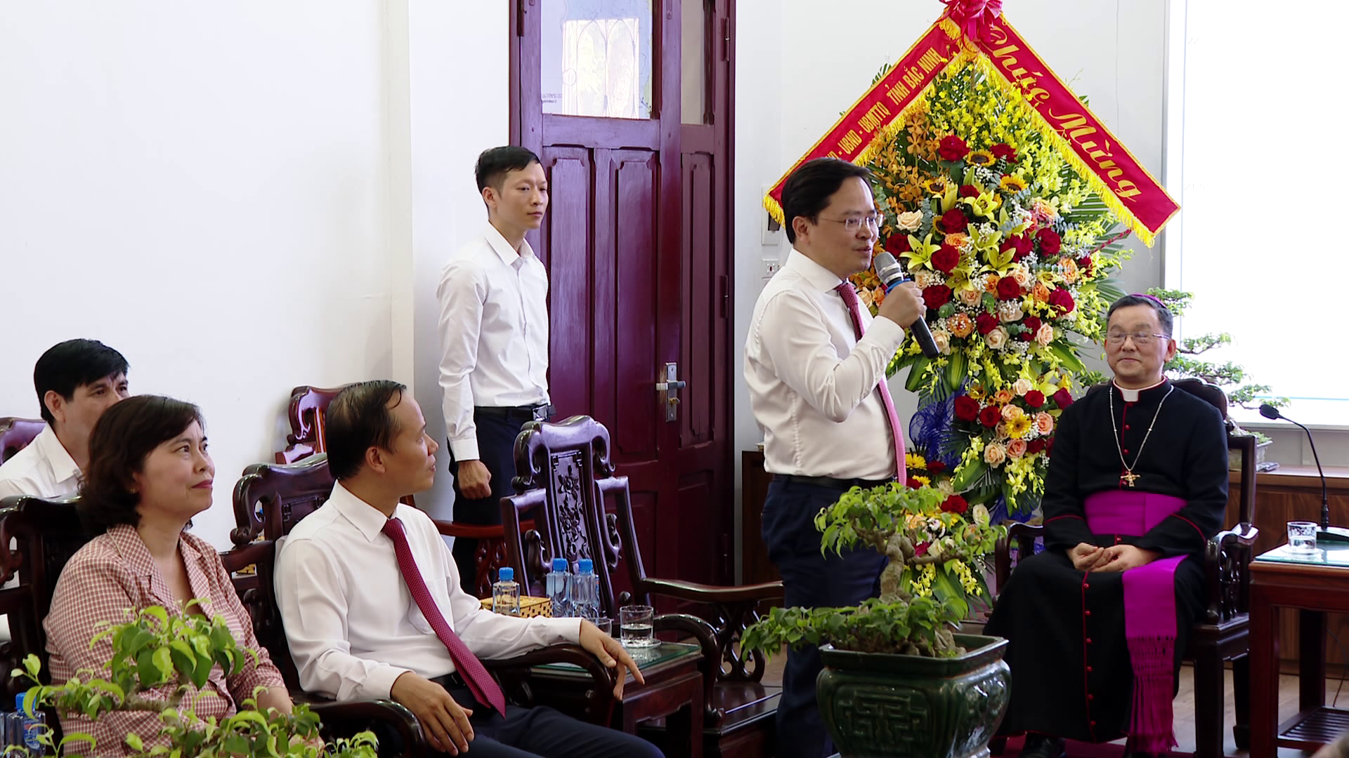 Bi_thu_chuc_mung_giam_muc_moi(3)