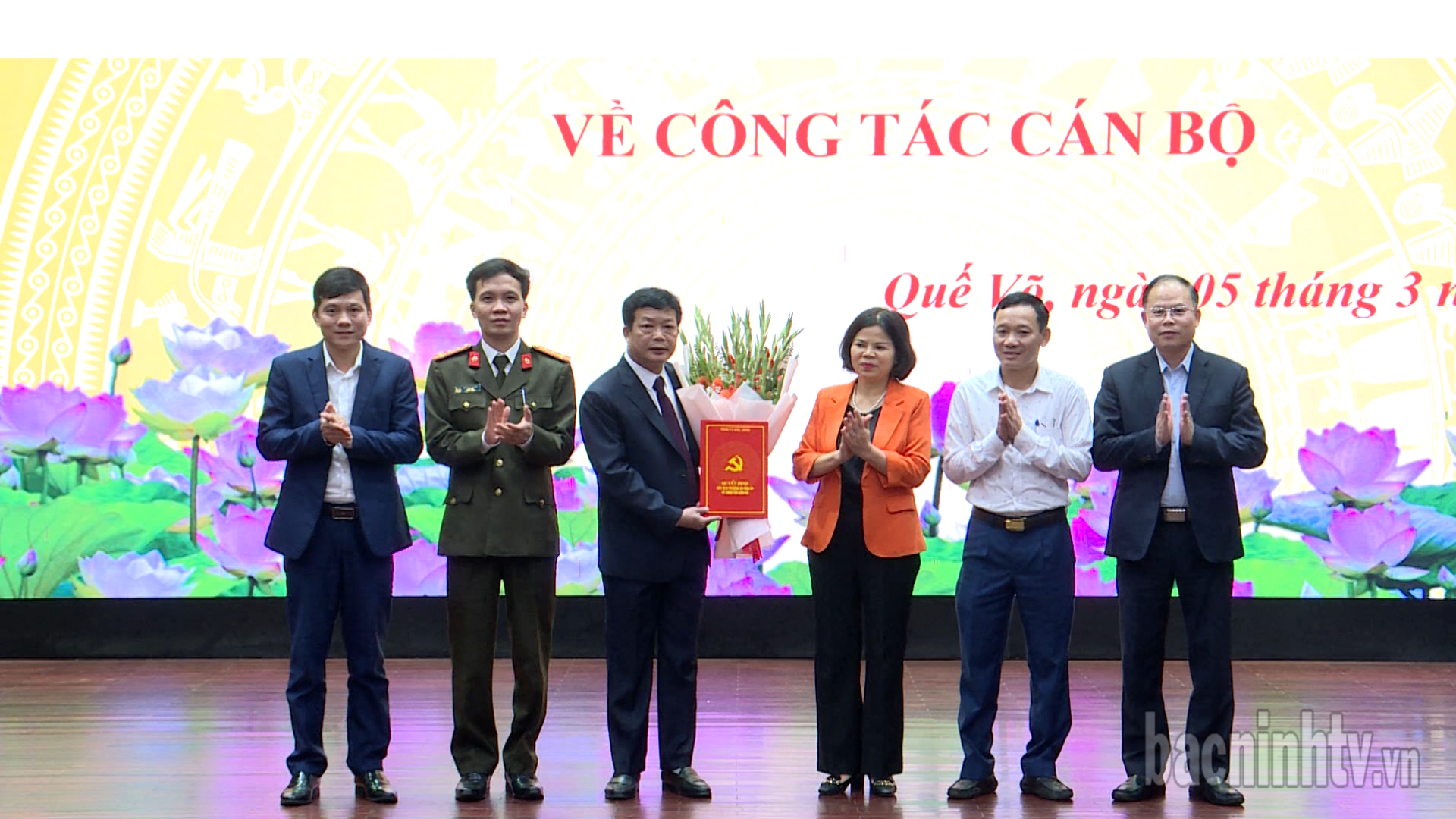 pbt_tt_tinh_uy_trao_qd_va_tang_hoa_(1)