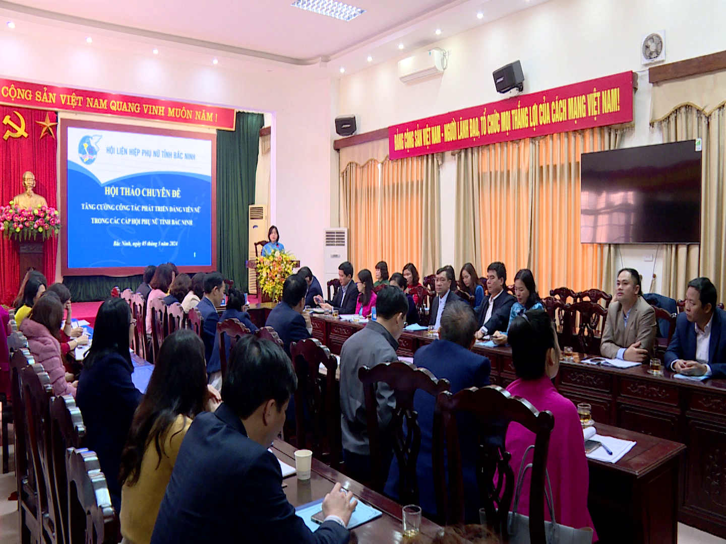 Hoi_thao_phat_trien_Dang_vien_nu(1)