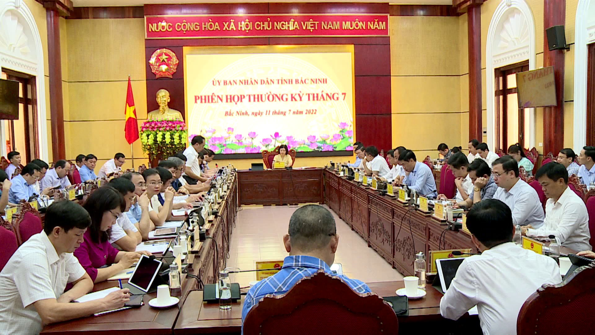 UBND_tinh_hop_phien_thuong_ky_thang_7(1)