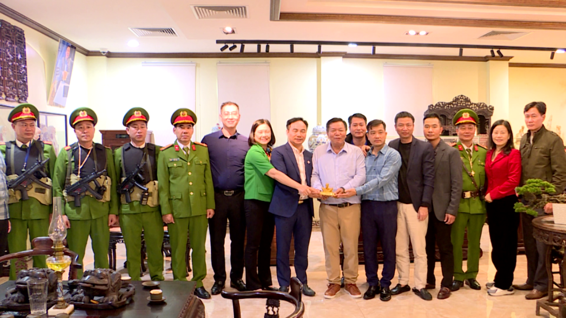 18.11.2023_Tin_An_vang_Hoang_de_chi_bao_ve_den_BN(1)