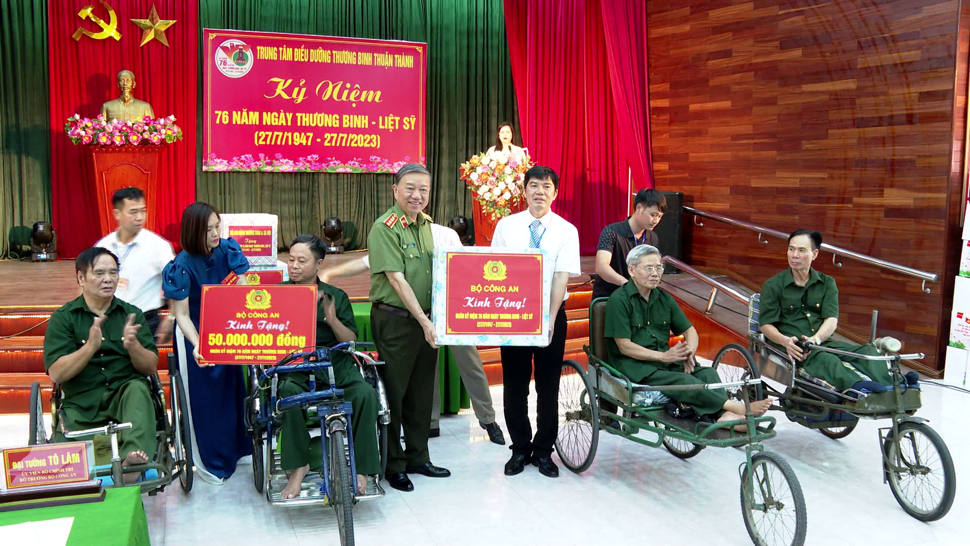 Bo_truong_to_lam_tang_qua_TTTB_Thuan_Thanh1