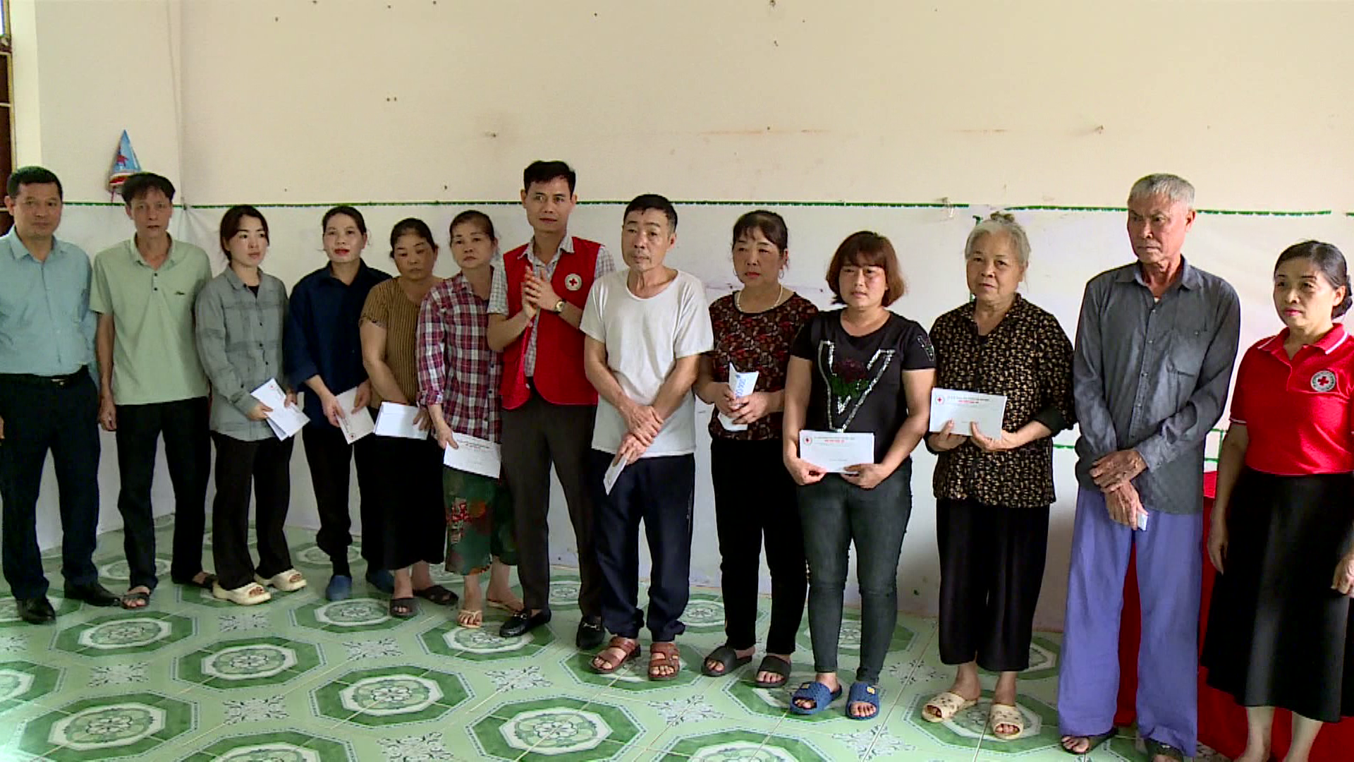 Tang_qua_dong_vien_cac_ho_dan_bi_sat_lo_o_van_an(3)