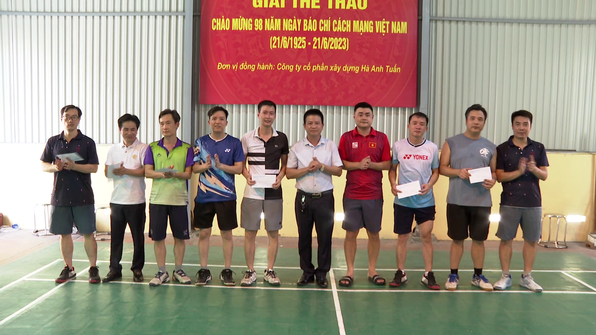 Cau_long_hoi_nha_bao(8)