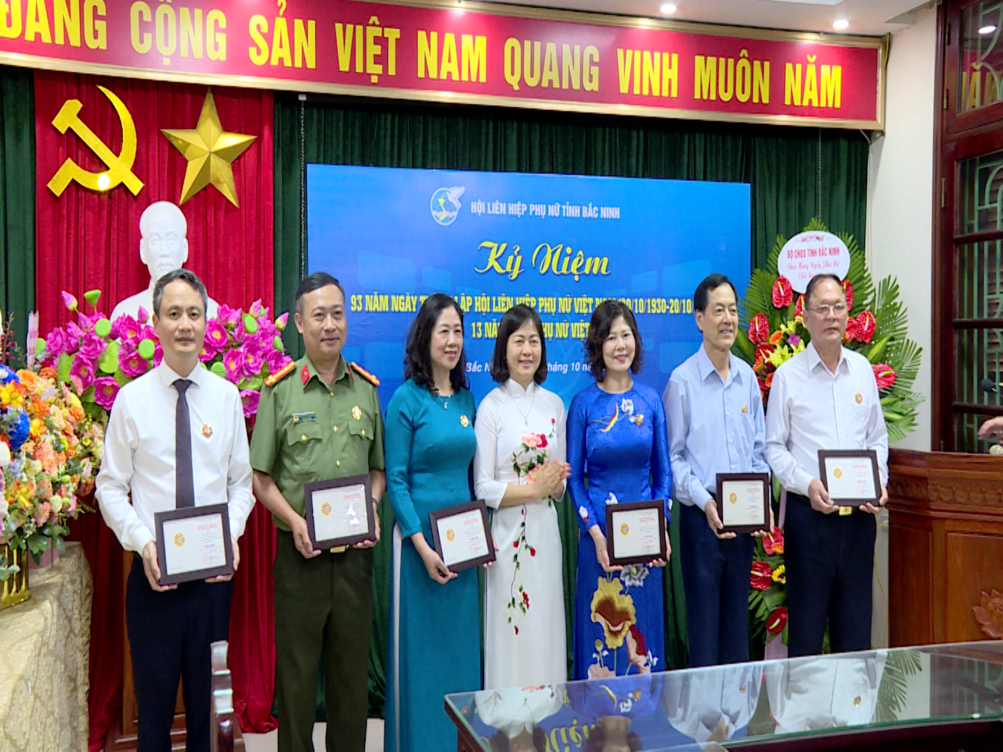 Trao_ky_nien_chuong_vi_su_nghiep_cua_PN(1)