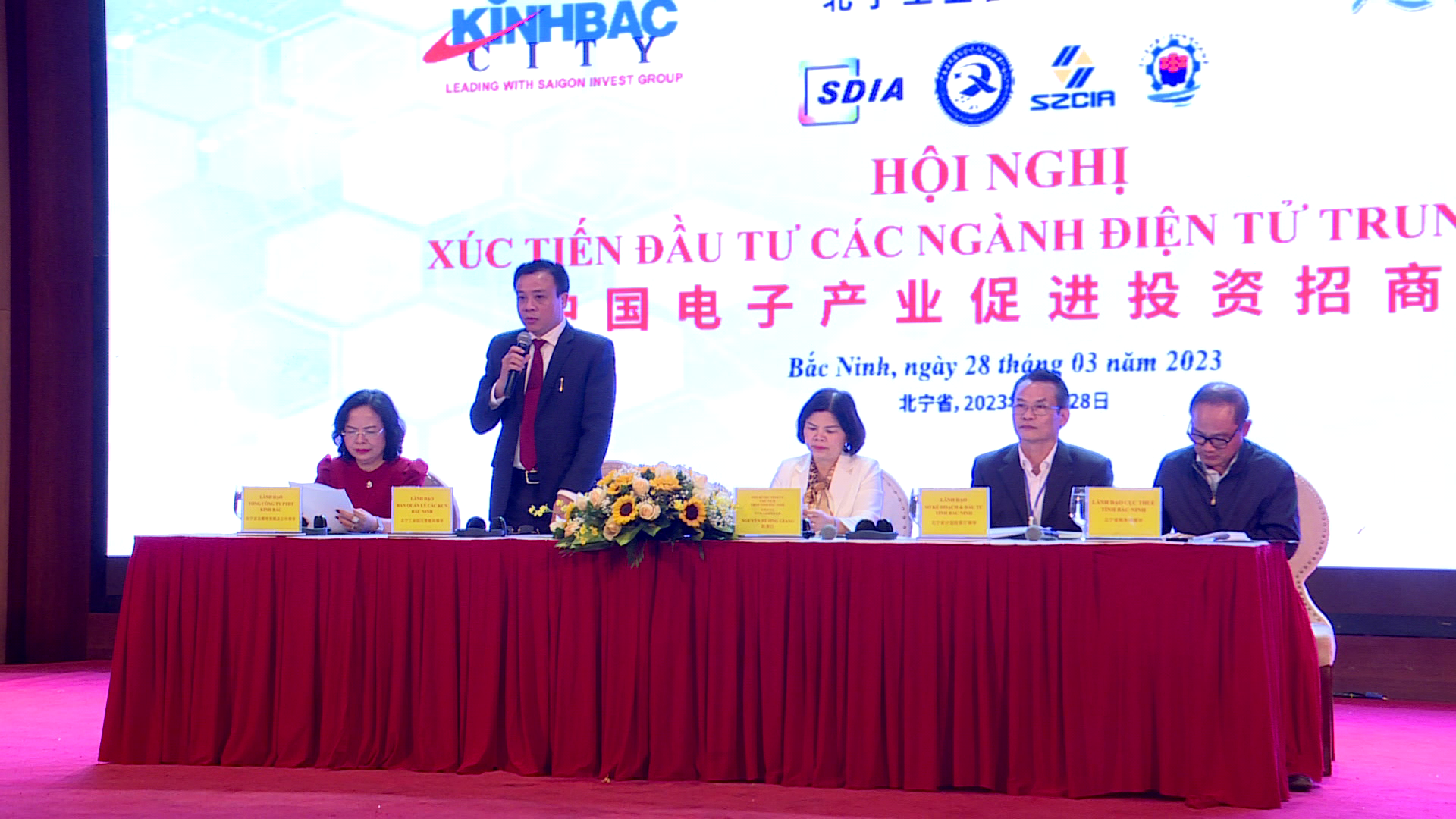 hoi_nghi_xuc_tien_dau_tu_dien_tu_trung_quoc(2)