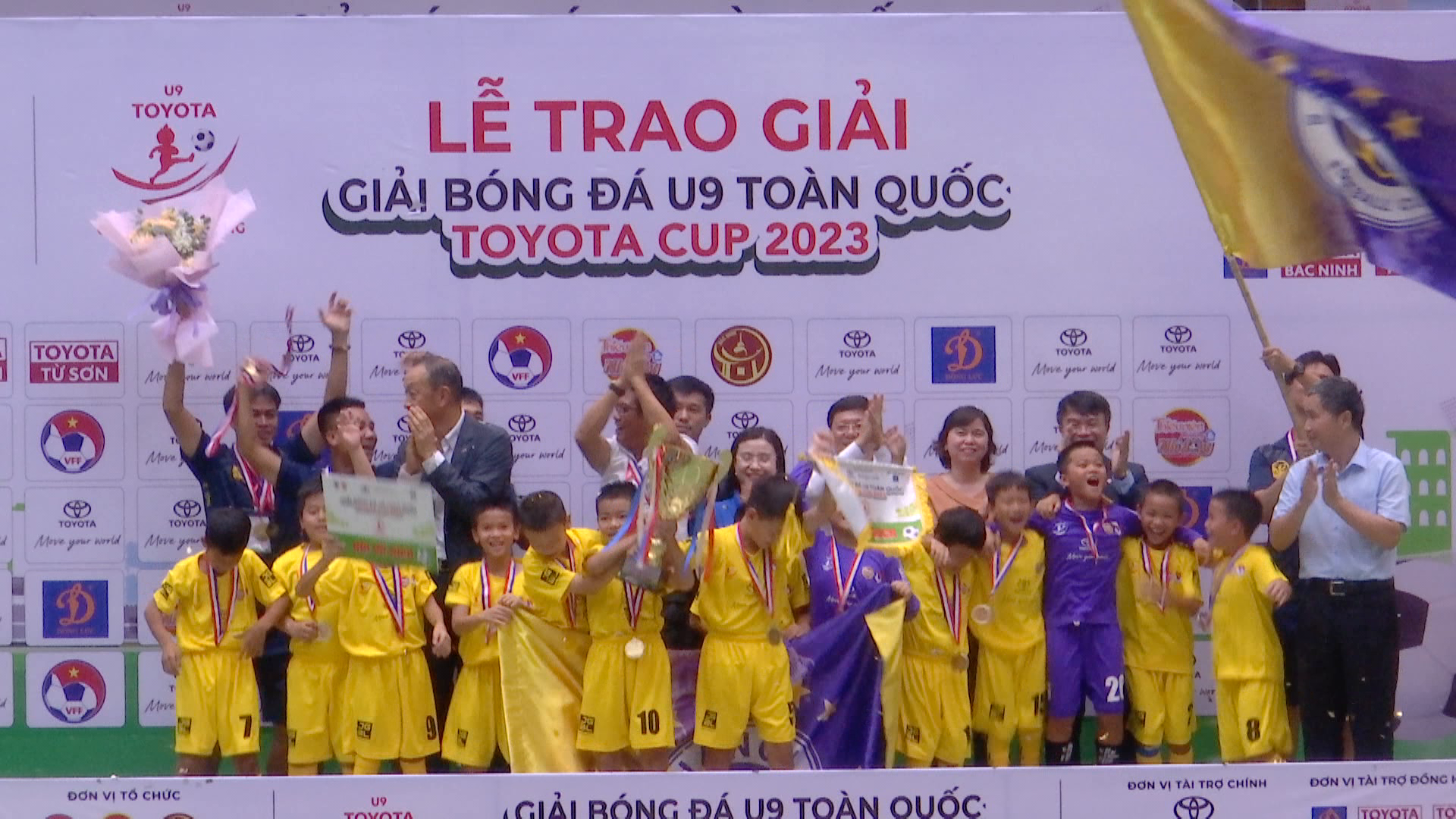 trao_giai_bong_da_u9(1)