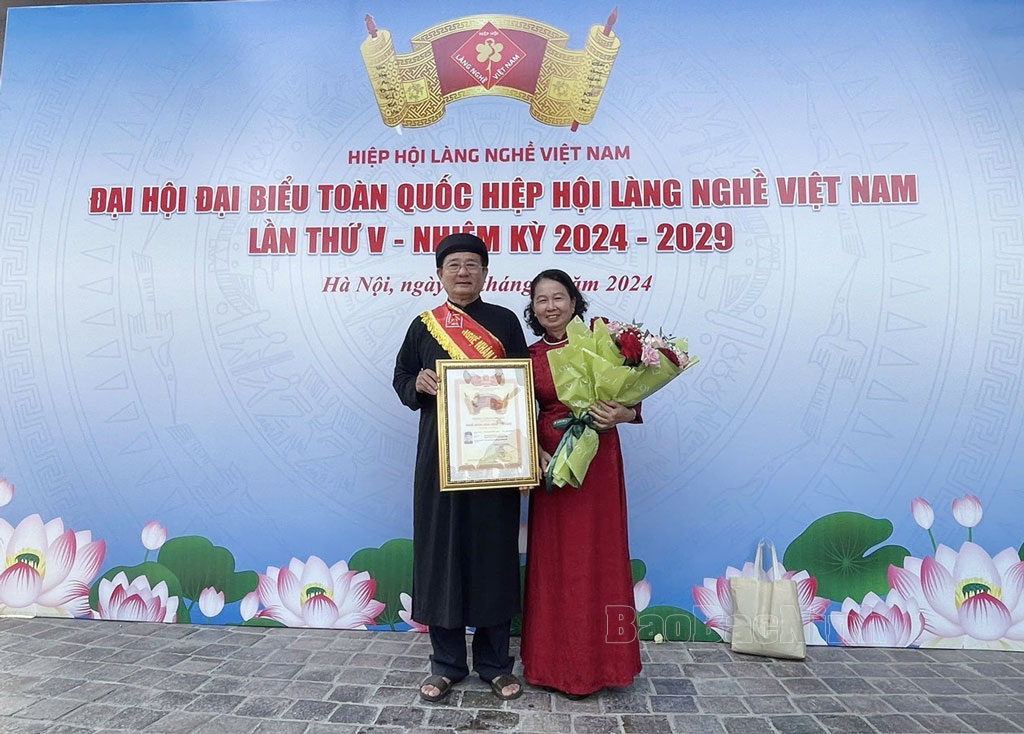 nghe_nhan_tranh_dong_ho_dc_trao_tang