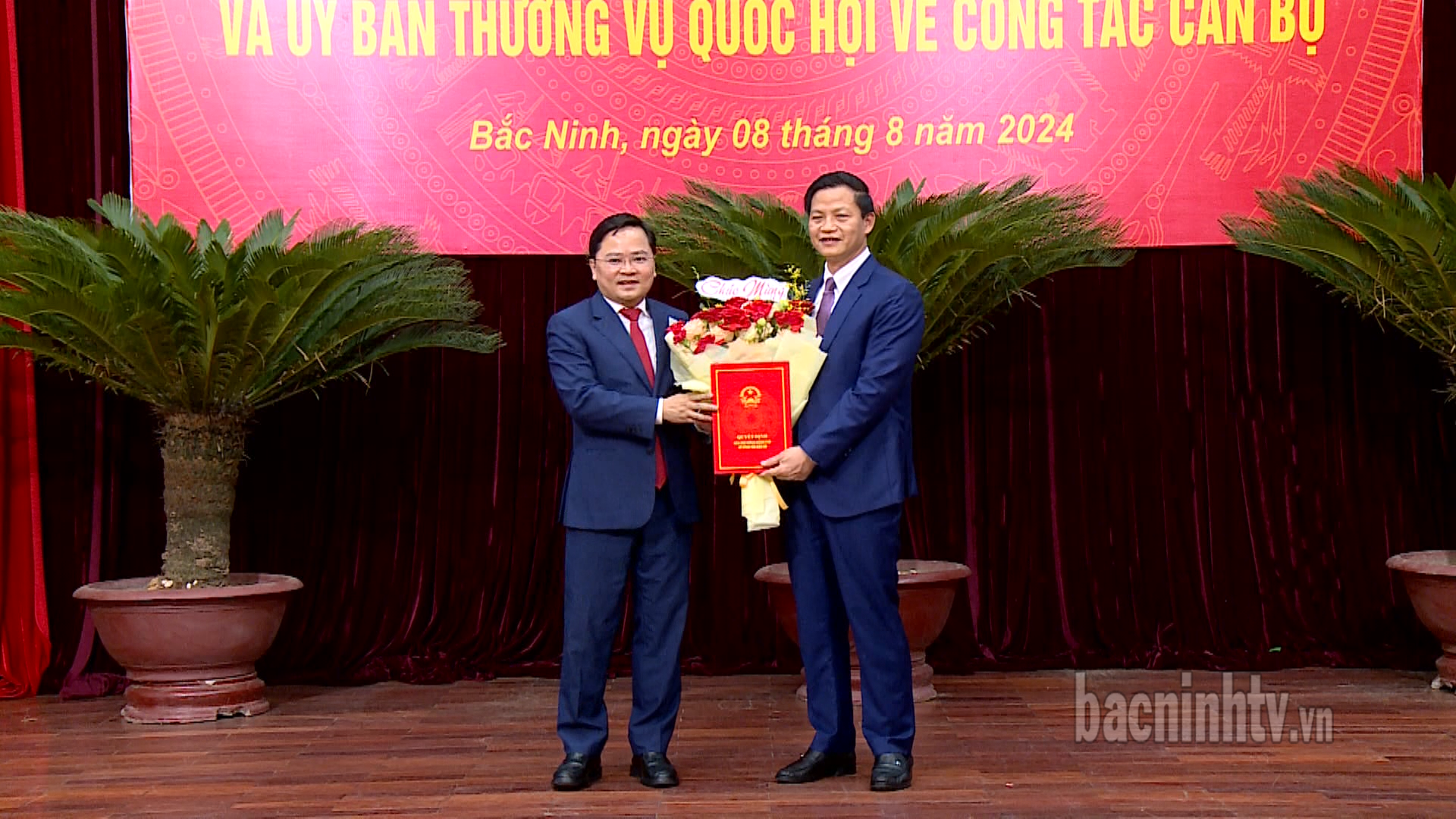 bt_trao_qd_tang_hoa_ct_tuan