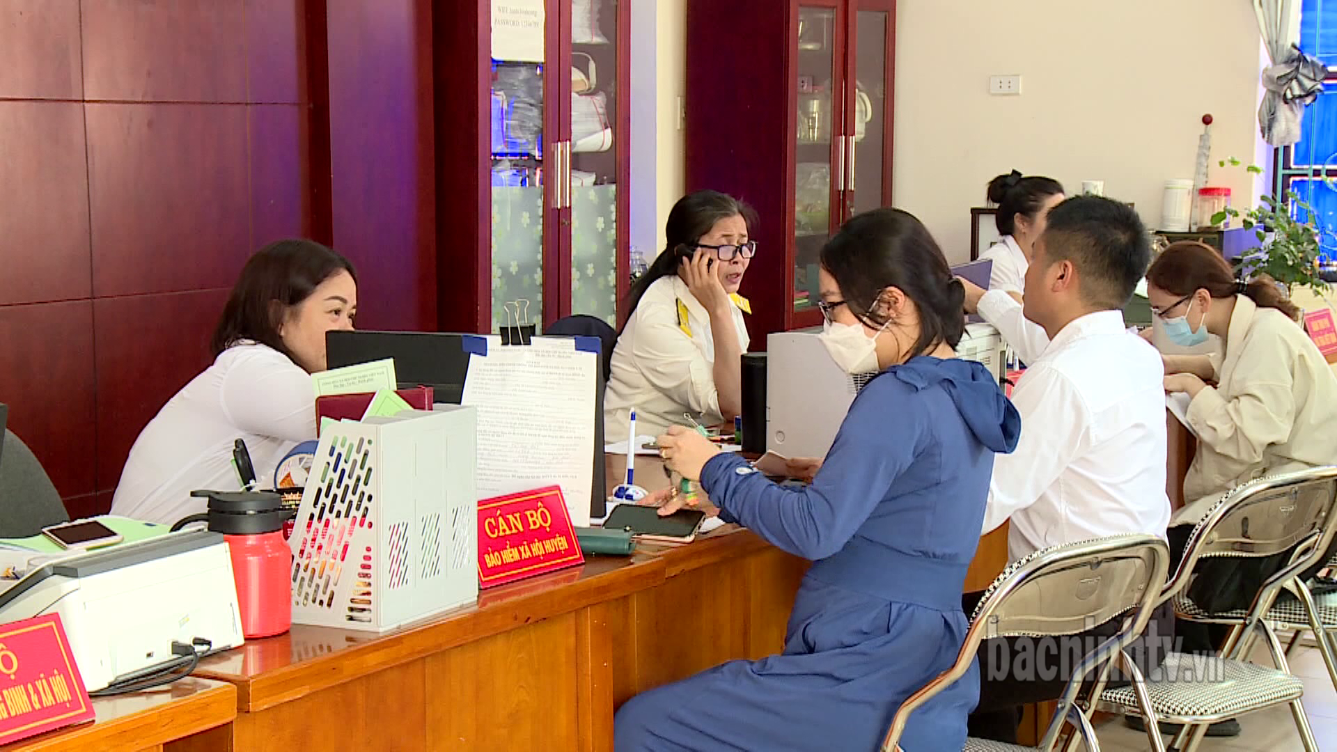nguoi_dan_lam_thu_tuc_tai_TTHCC
