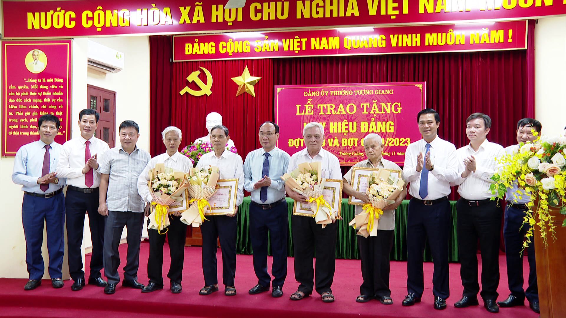 Dc_Phung_CHien_trao_Huy_hieu_Dang(1)