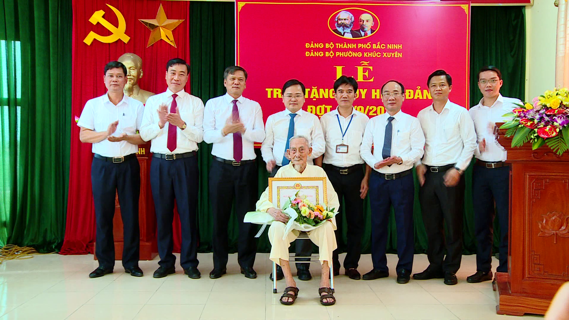 Bi_thu_Tuan_tang_Huy_hieu_Dang(1)