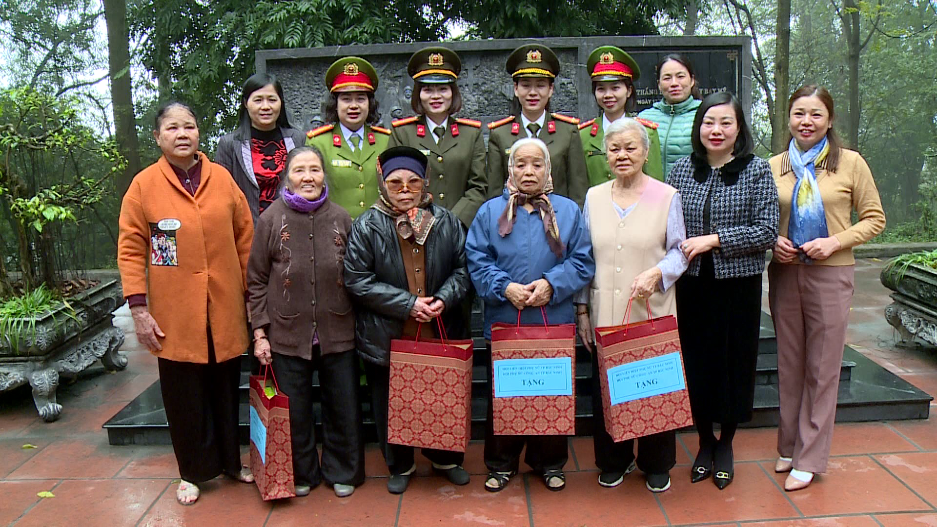 Hoi_LHPN_TPBN_tang_qua_12_co_gai_me_son(3)