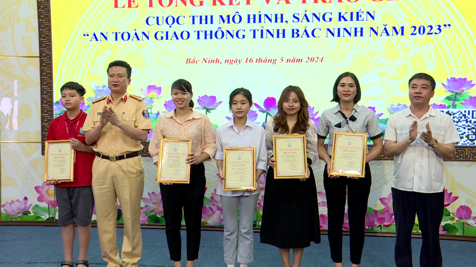 trao_giai_sang_kien_ATGT(4)