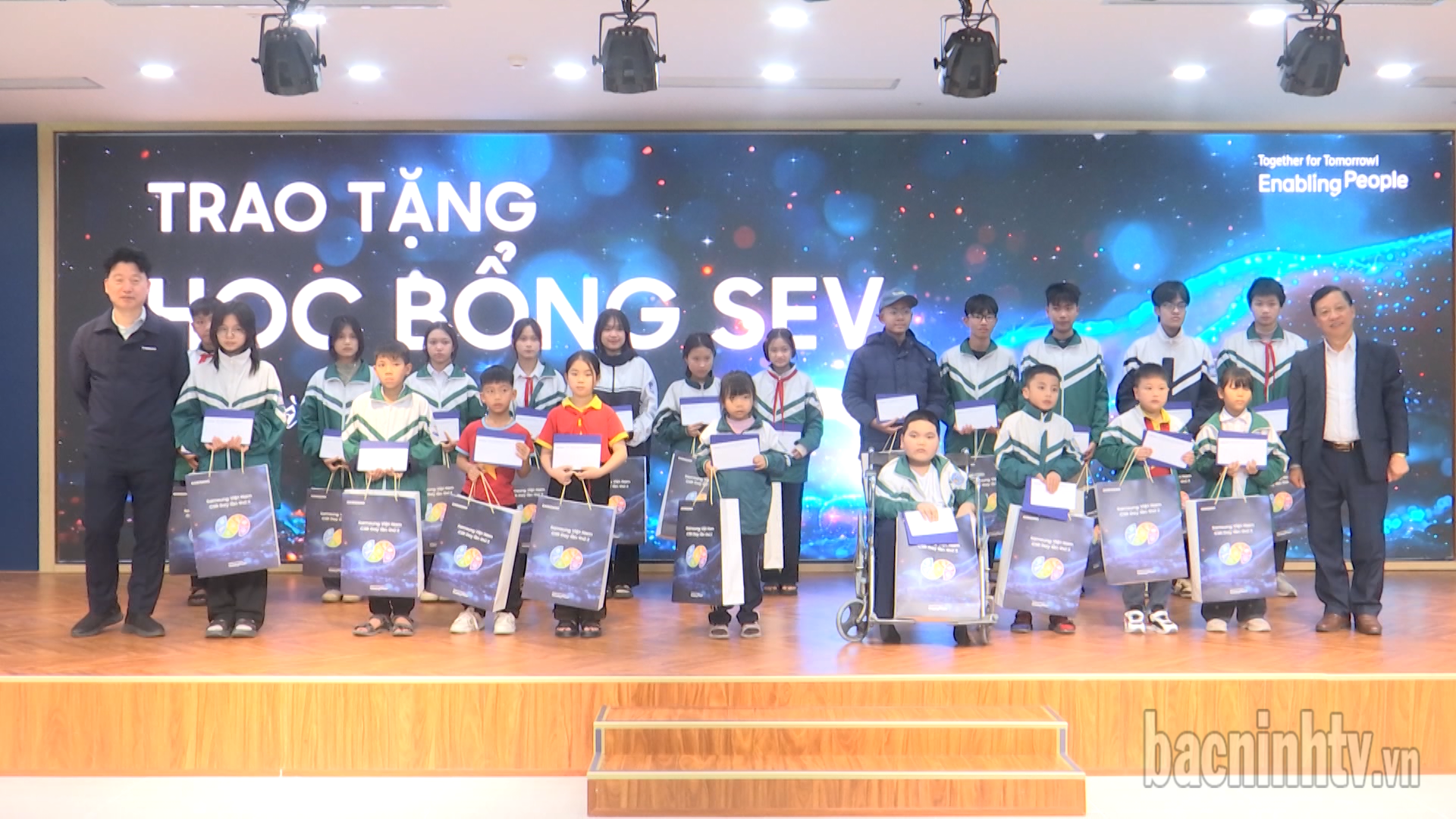 btc_trao_hoc_bong_hoc_sinh